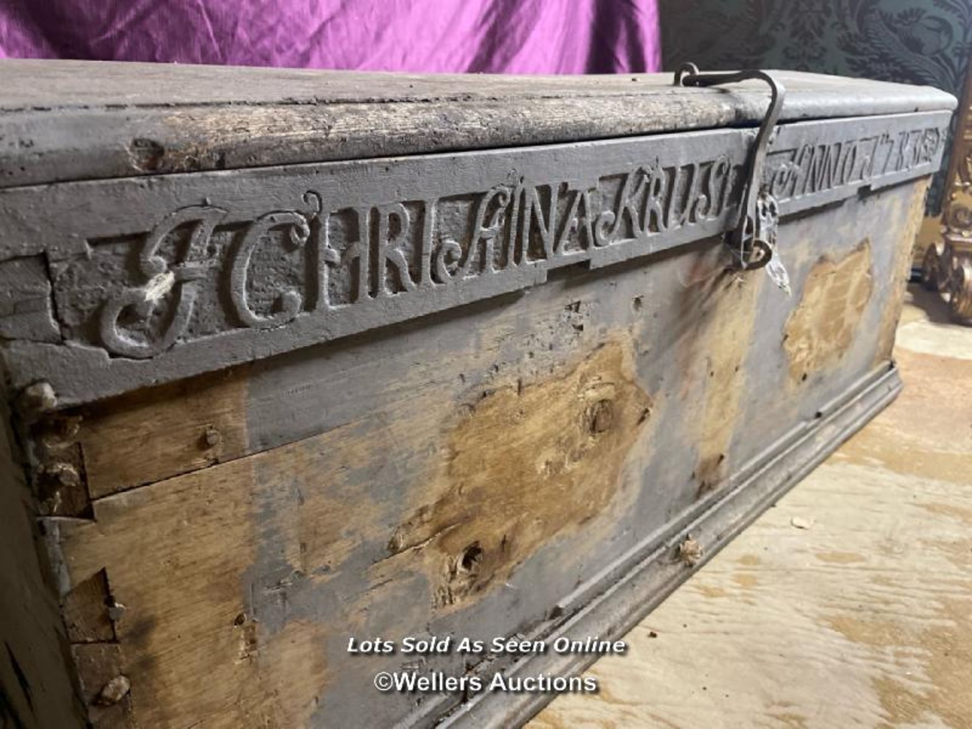 1785 CONTINENTAL MARRIAGE CHEST, IN NEED OF RESTORATION, 134 X 61 X 51CM - Bild 2 aus 3