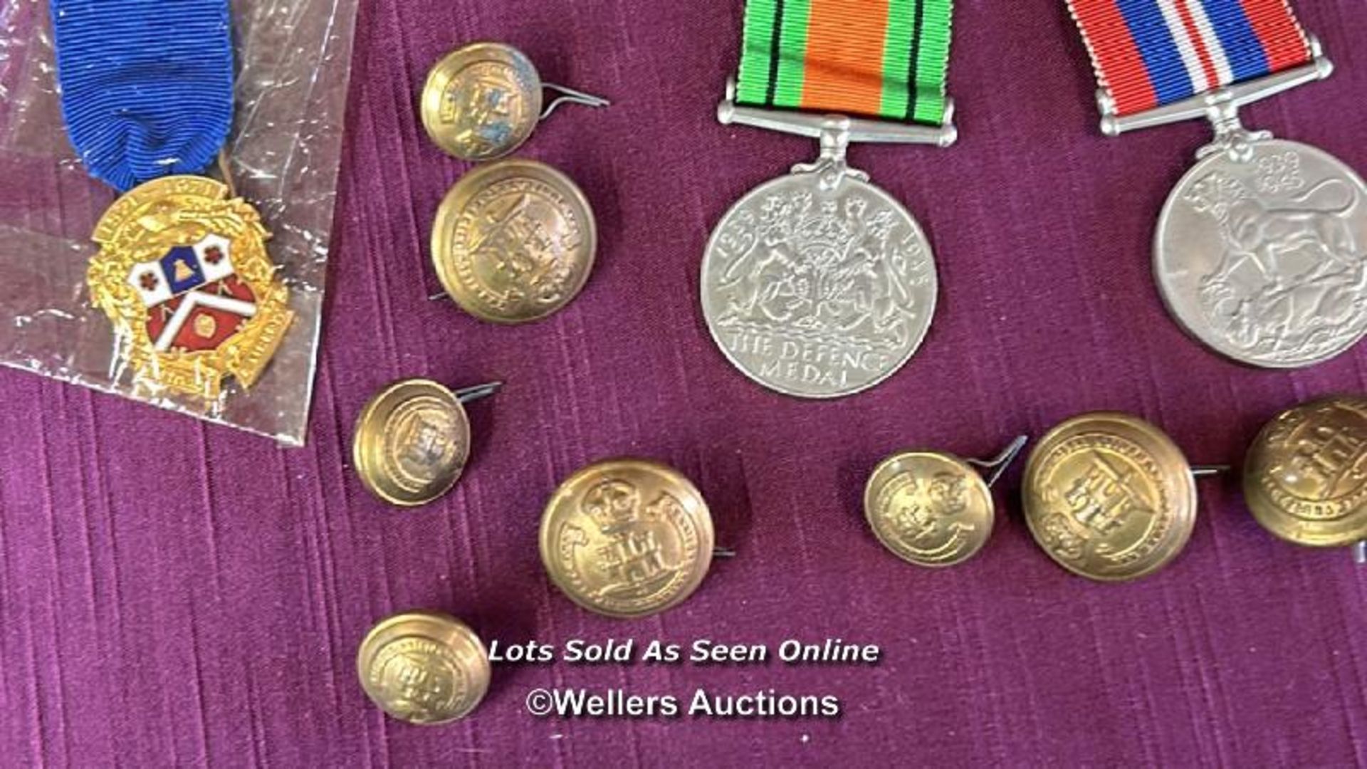 ASSORTED MILITARIA INCLUDING MEDALS, BUTTONS AND BADGES - Bild 8 aus 9