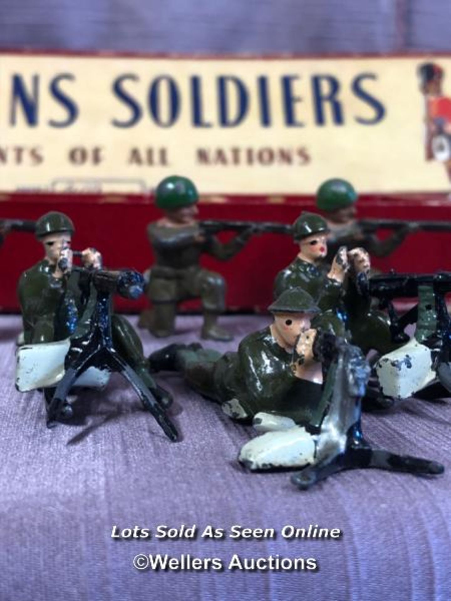 BRITAINS SOLDIERS REGIMENTS OF ALL NATIONS, WITH A NON MATCHING BOX NO. 2063 THE ARGYLL AND - Image 4 of 6