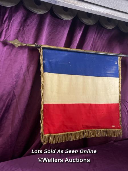 EARLY 20TH CENTURY COMMEMORATIVE FRENCH FLAG, VIROFLAY U.N.C. SECTION DES JEUNES, POLE HEIGHT 108CM, - Image 4 of 4
