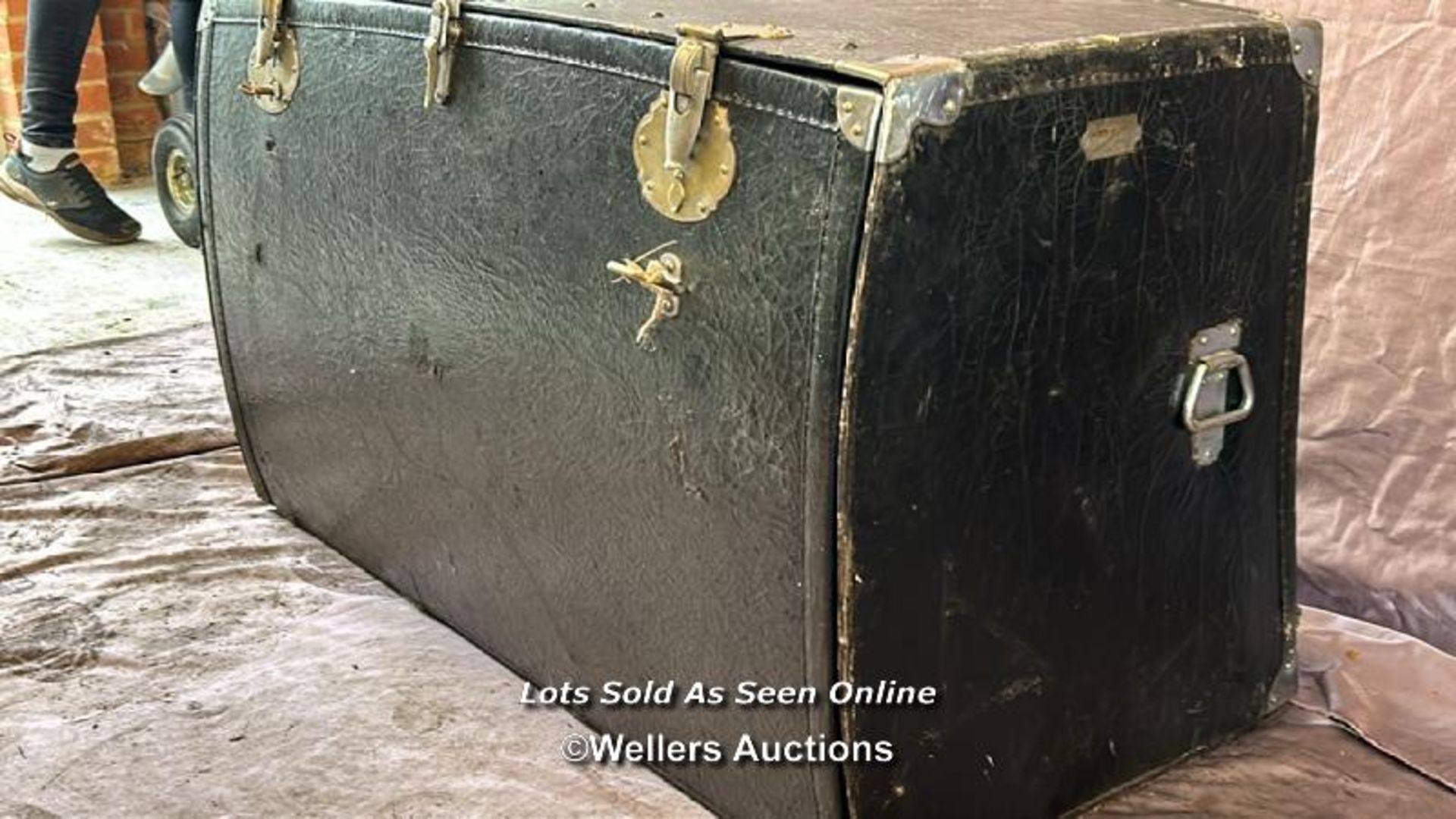 CIRCA 1910 CLASSIC CAR TRUNK COMPLETE WITH KEY, 104 X 46 X 60CM - Image 2 of 6