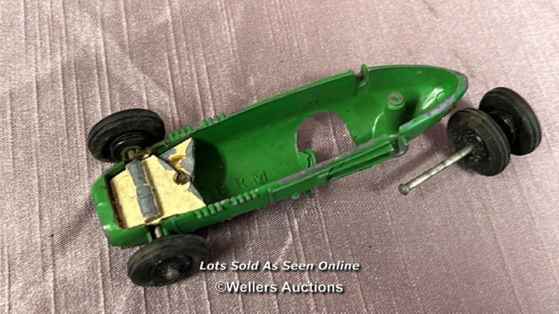 TWO MODEL CARS INCLUDING BLUE RACING CAR FOR SCALEXTRIC AND GREEN RACING CAR FRAME ONLY (AS FOUND) - Image 4 of 5