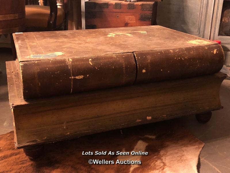 COFFEE TABLE IN THE FORM OF TWO GIANT STACKED VOLUMES, TWO DRAWERS IN THE TOP VOLUME, 102.5 X 67 X - Image 4 of 5