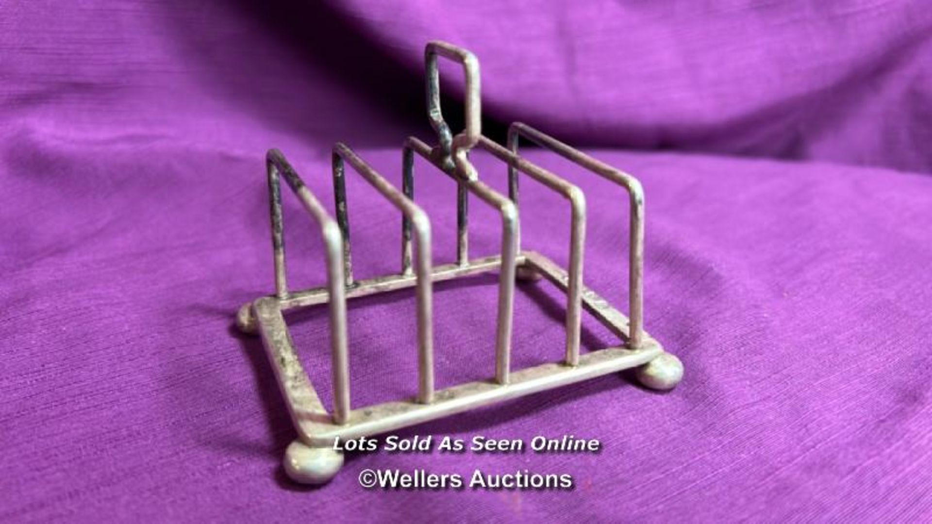 SMALL HALLMARKED SILVER TOAST RACK BY J B C AND SONS, HEIGHT 77CM, WEIGHT 77GMS, TOGETHER WITH - Bild 2 aus 6