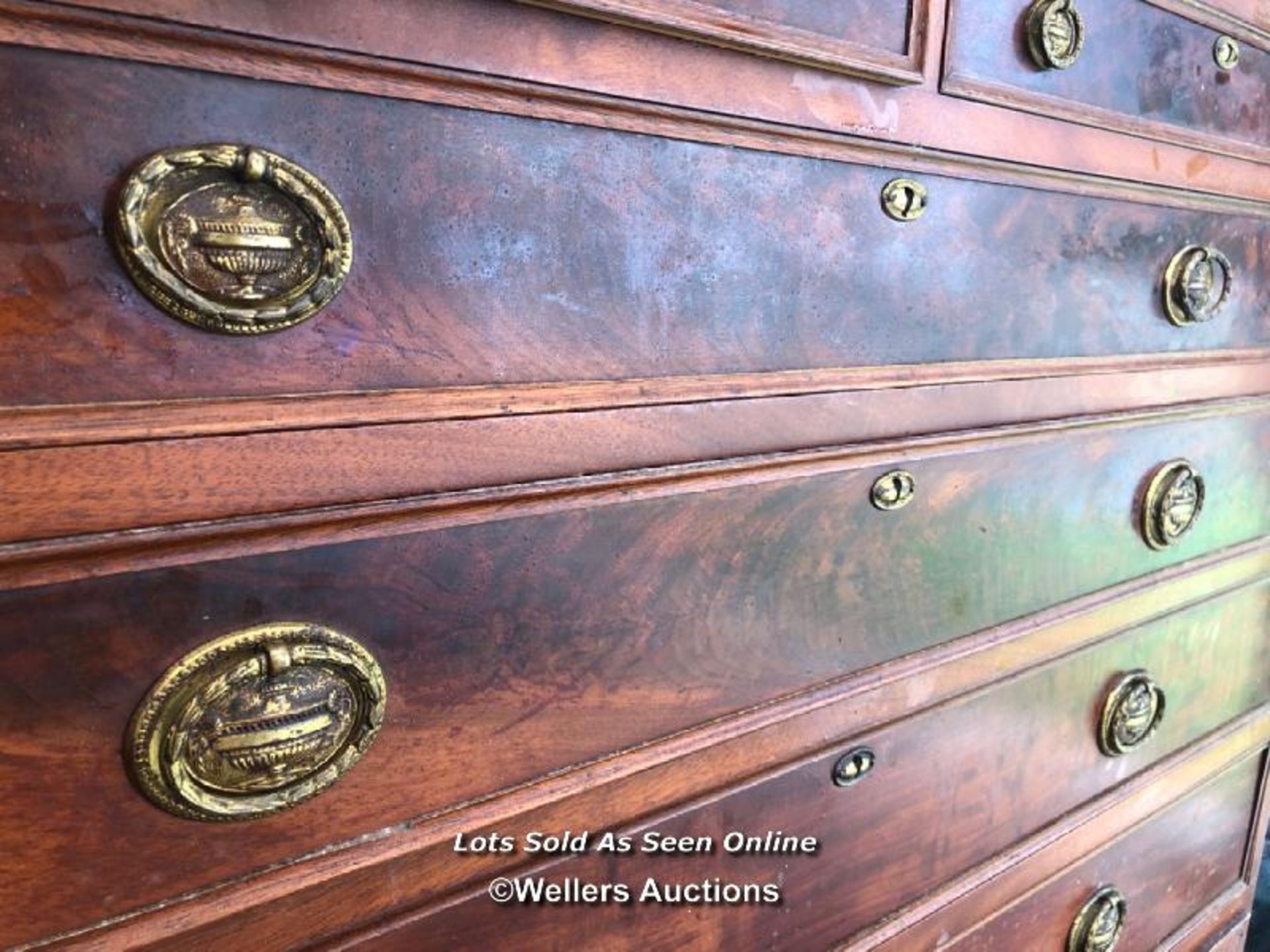 19TH CENTURY BANK OF ELEVEN GRADUATED DRAWERS IN FLAME MAHOGANY WITH ORIGINAL HANDLES AND - Bild 3 aus 6