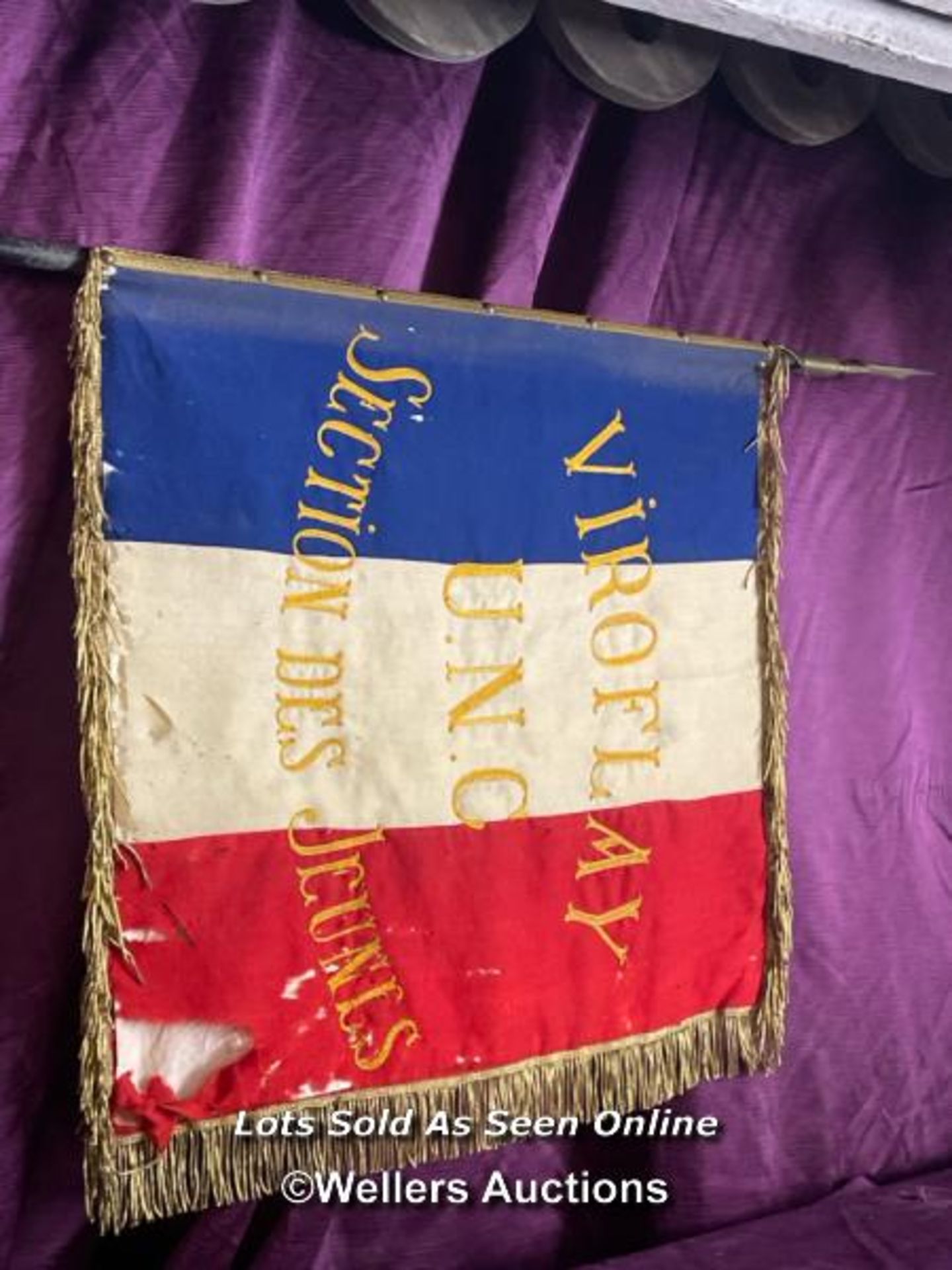 EARLY 20TH CENTURY COMMEMORATIVE FRENCH FLAG, VIROFLAY U.N.C. SECTION DES JEUNES, POLE HEIGHT 108CM, - Image 2 of 4