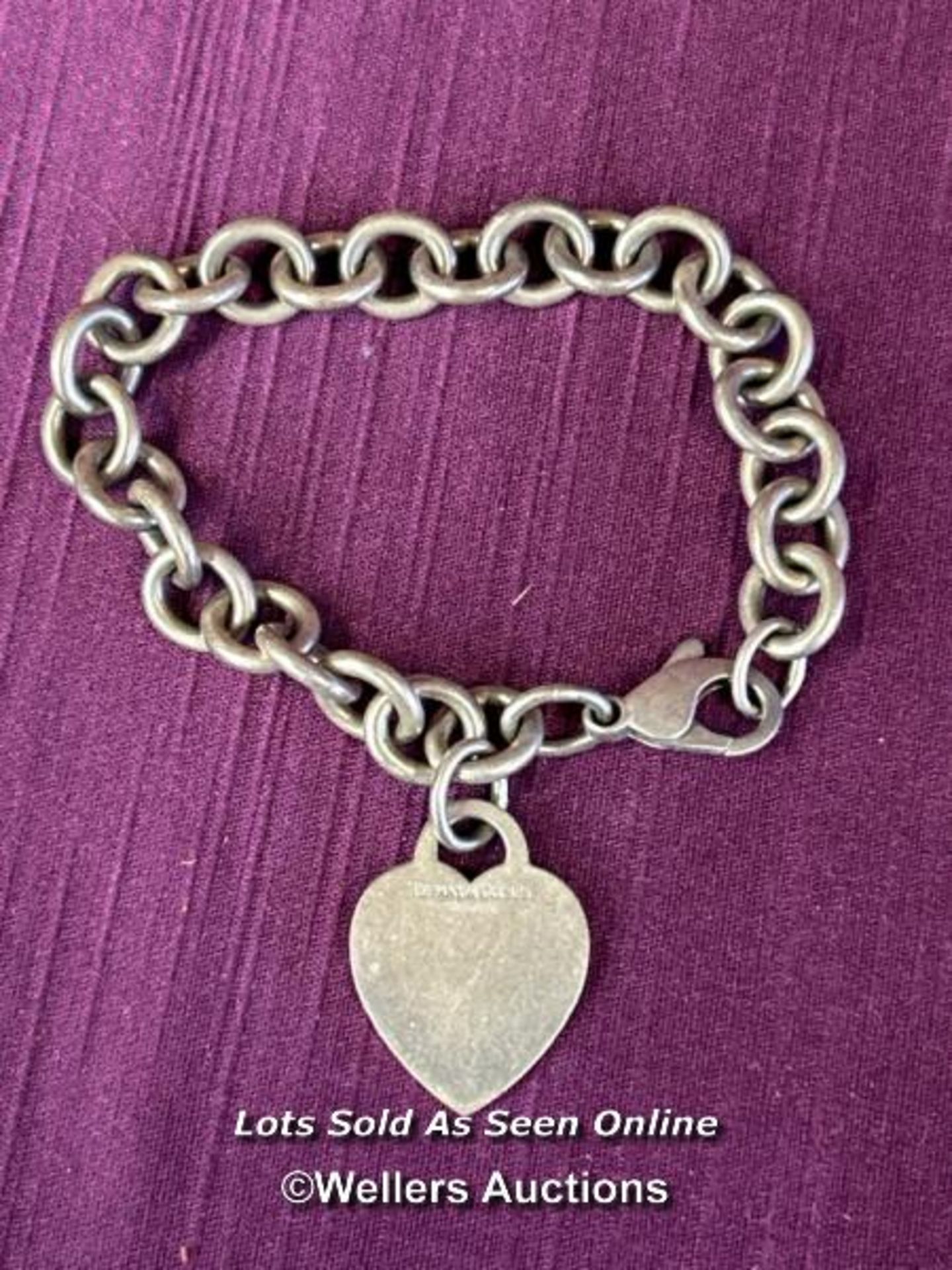 TIFFANY & CO. LINKED CHAIN BRACELET WITH HEART CHARM, MARKED 925 SILVER, WEIGHT 34GMS