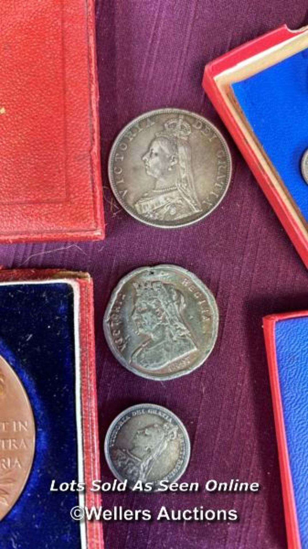 COLLECTION OF MAINLY QUEEN VICTORIA COINS INCLUDING A 1837-1897 COMMEMORATIVE BRONZE COIN - Bild 3 aus 4
