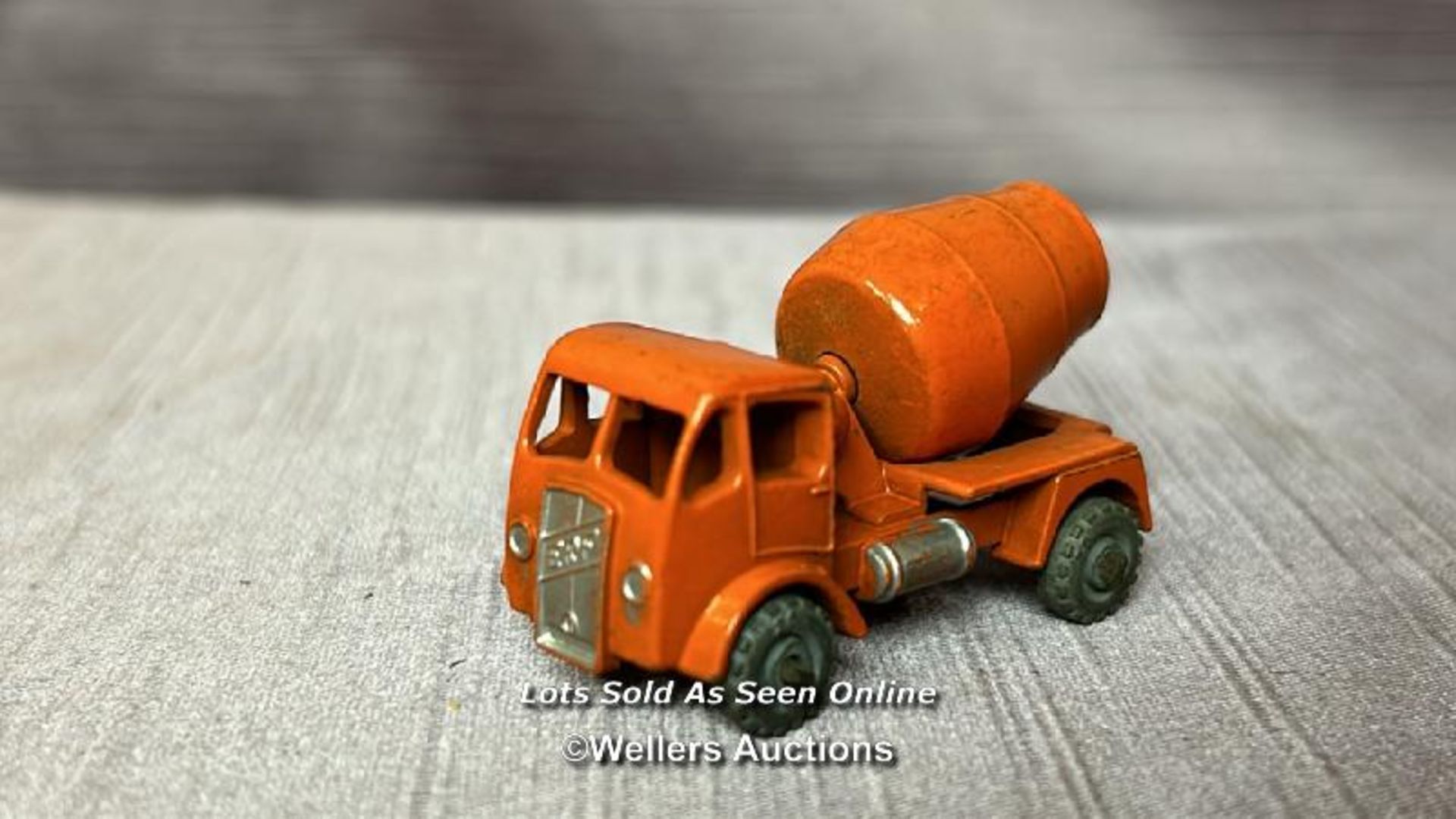 DINKY SUPERTOYS COLES MOBILE CRANE TOGETHER WITH A LESNEY CEMENT MIXER - Bild 3 aus 5