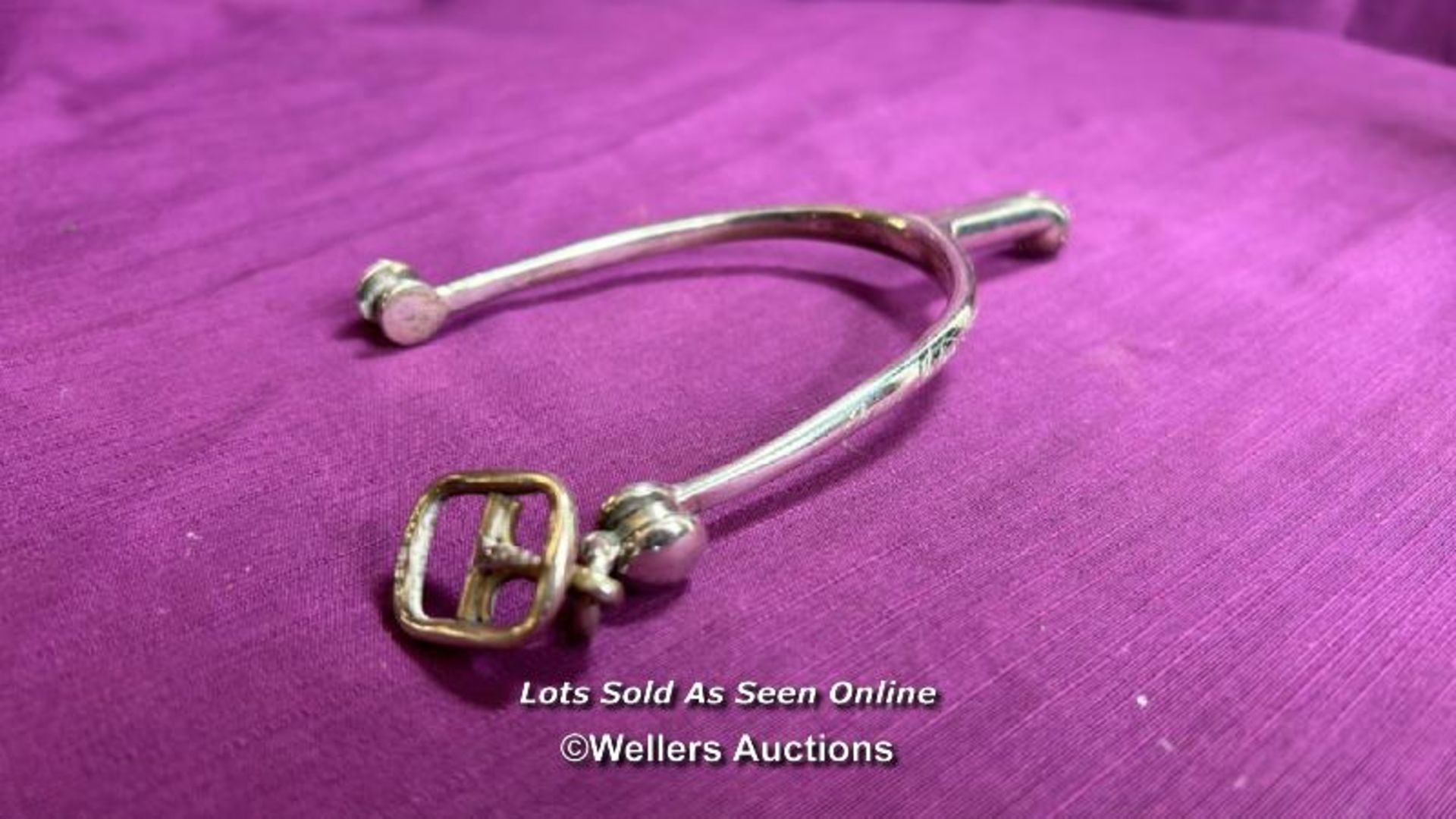 HALLMARKED SILVER SPUR AND BUCKLE, DATED 1895, WITH INSCRIPTION, LENGTH 14CM, WEIGHT 94GMS