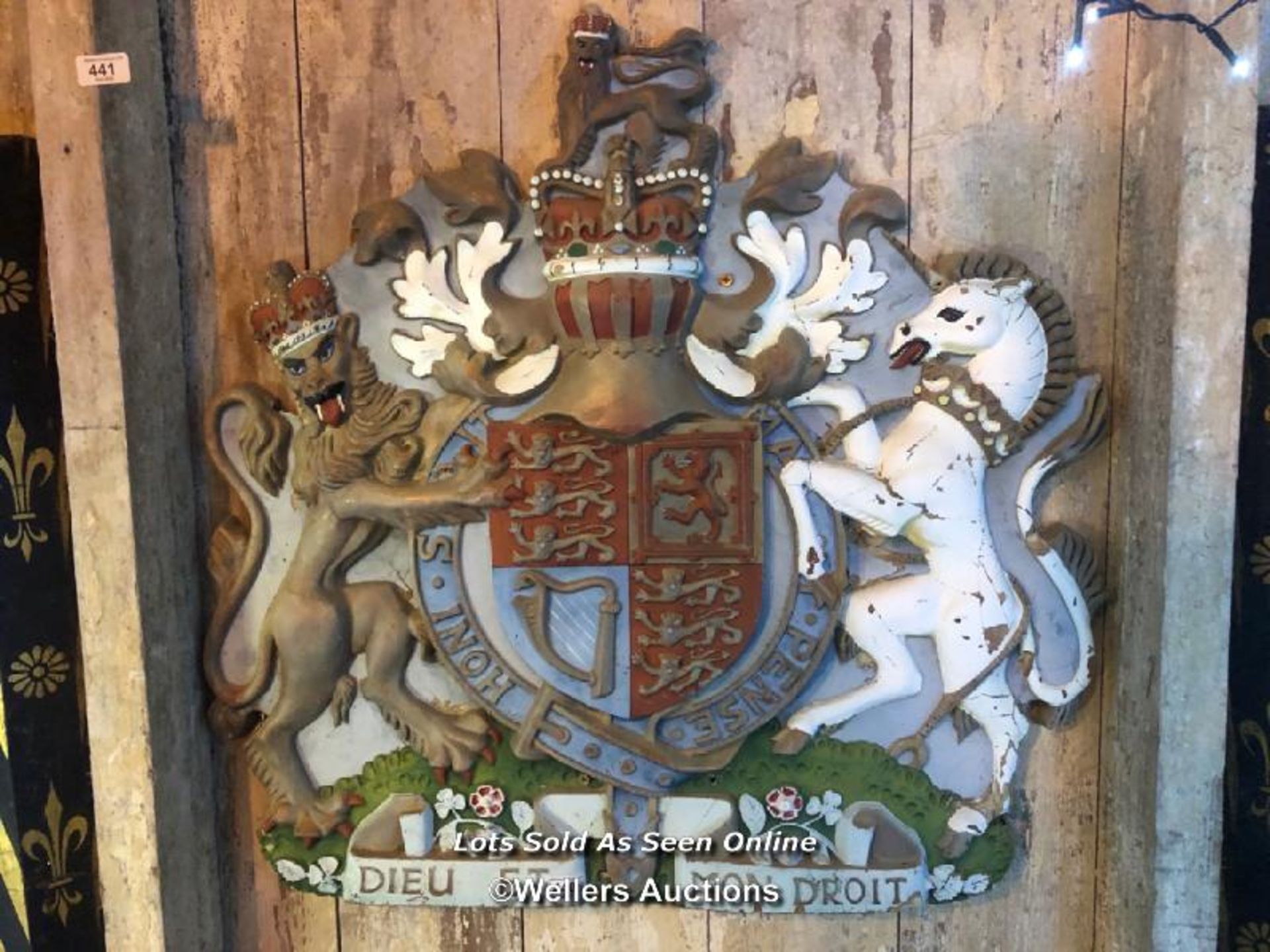 20TH CENTURY RESIN ARMORIAL ROYAL CREST (ROYAL WARRANT), HAND PAINTED, 75 X 73CM