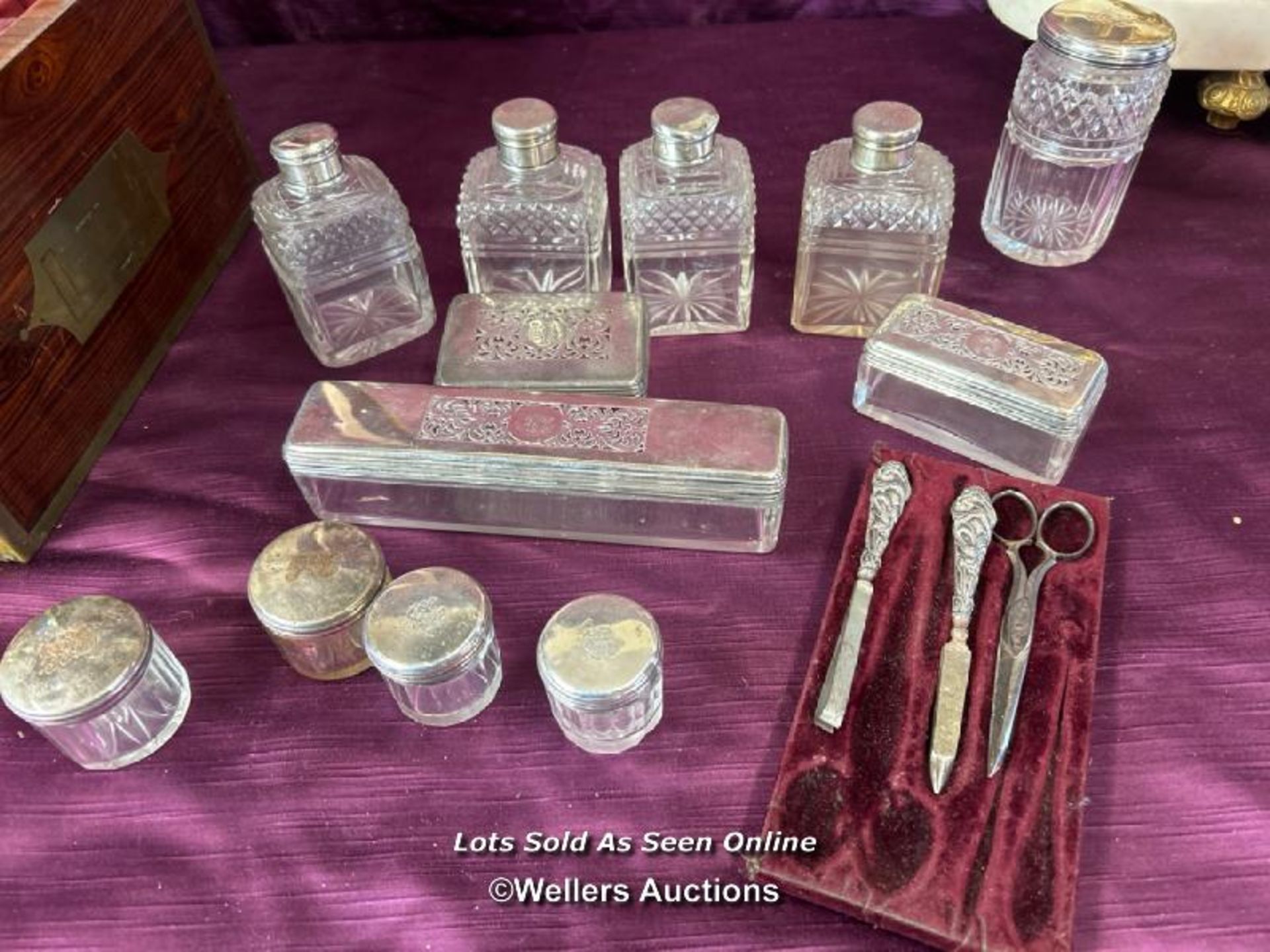 EARLY 19TH CENTURY GENTLEMAN'S VANITY BOX CONTAINING STERLING SILVER AND GLASS CONTAINERS, WITHOUT - Image 4 of 12