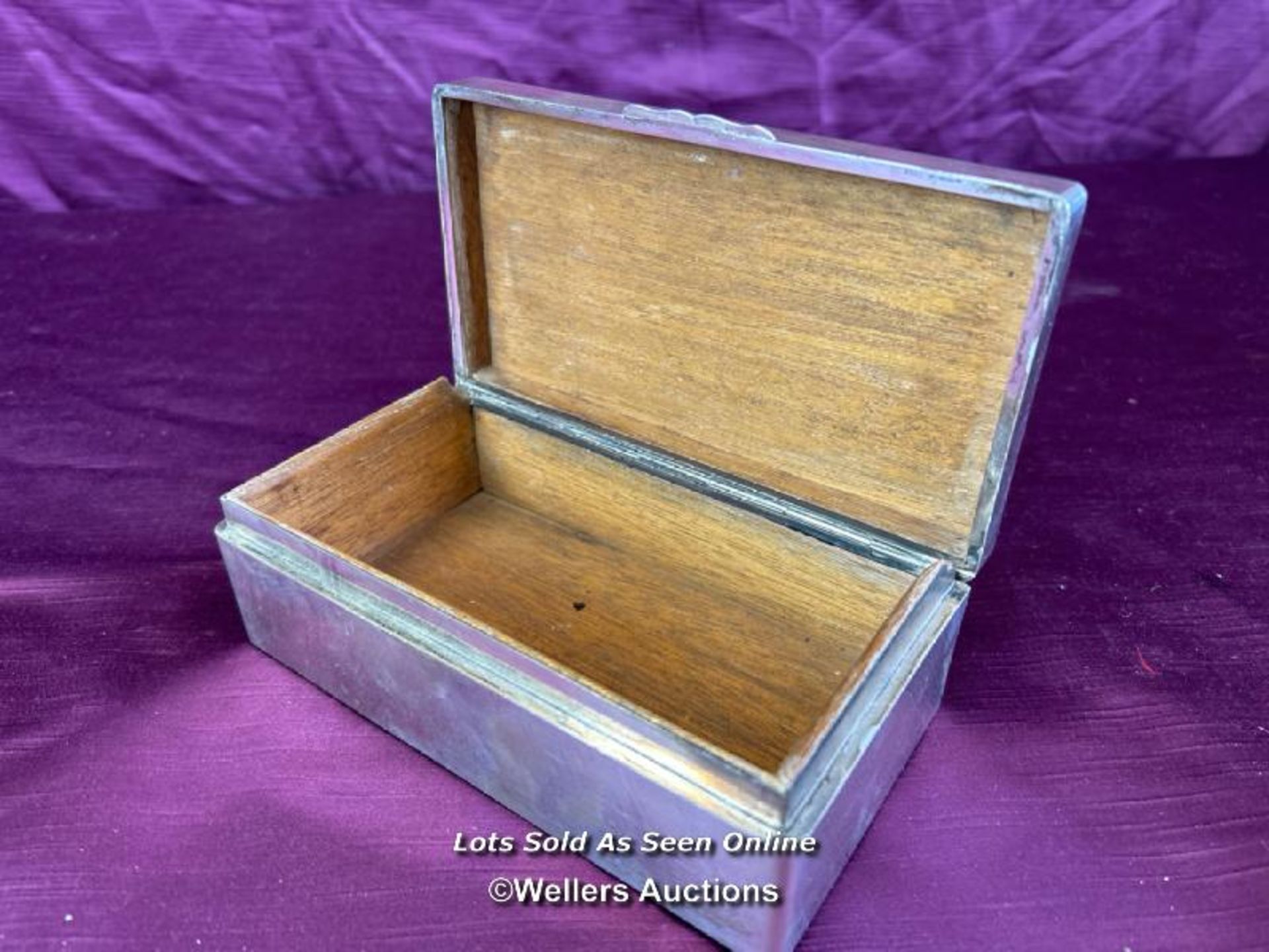 WHITE METAL AND WOODEN TRINKET BOX WITH INSCRIPTION 'FROM QUEENIE TO JO', DATED 13/04/48, 16.5 X 9 X - Bild 2 aus 4