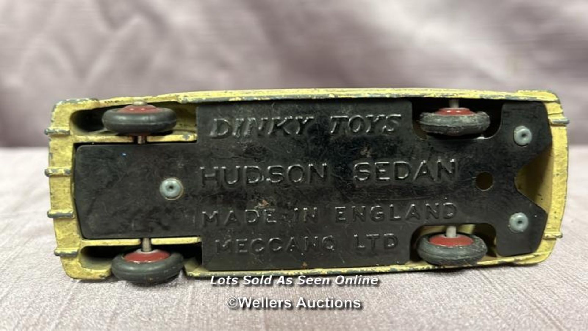 TWO DINKY HUDSON SEDAN DIE CAST CARS, ONE BLUE AND ONE CREAM - Image 3 of 5
