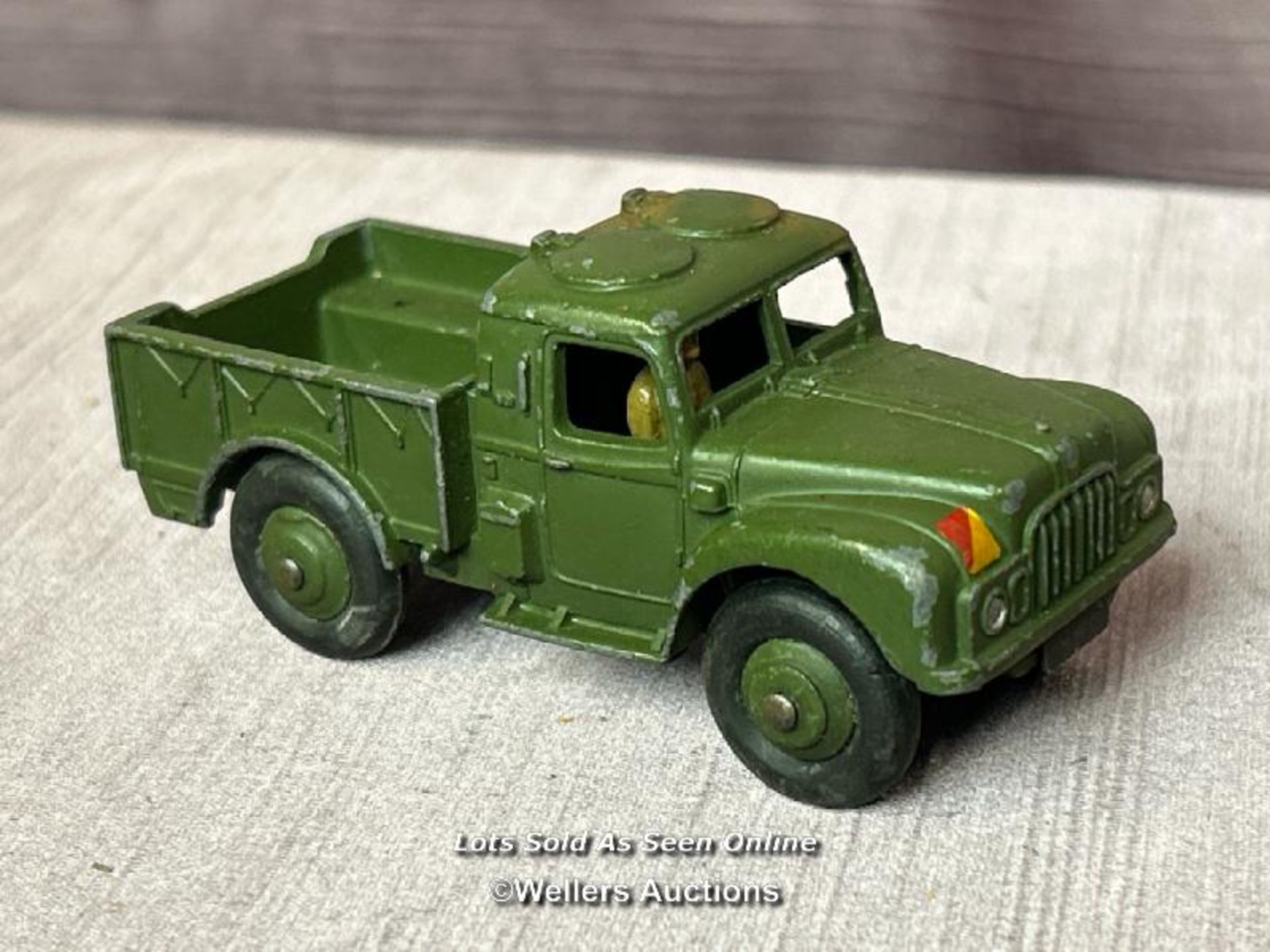 TWO DINKY DIE CAST MILITARY MODELS INCLUDING ONE TONNE CARGO TRUCK NO. 614 AND A MOBILE CANNON - Bild 2 aus 5