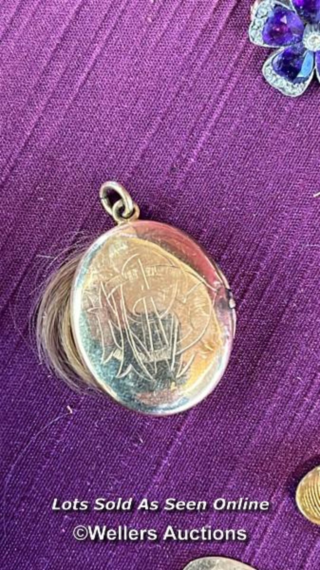 AN UNUSUAL GOLD LOCKET CONTAINING A LOCK OF HAIR, DECORATED WITH ETCHED SKULL AND CROSSBONES, - Image 3 of 6