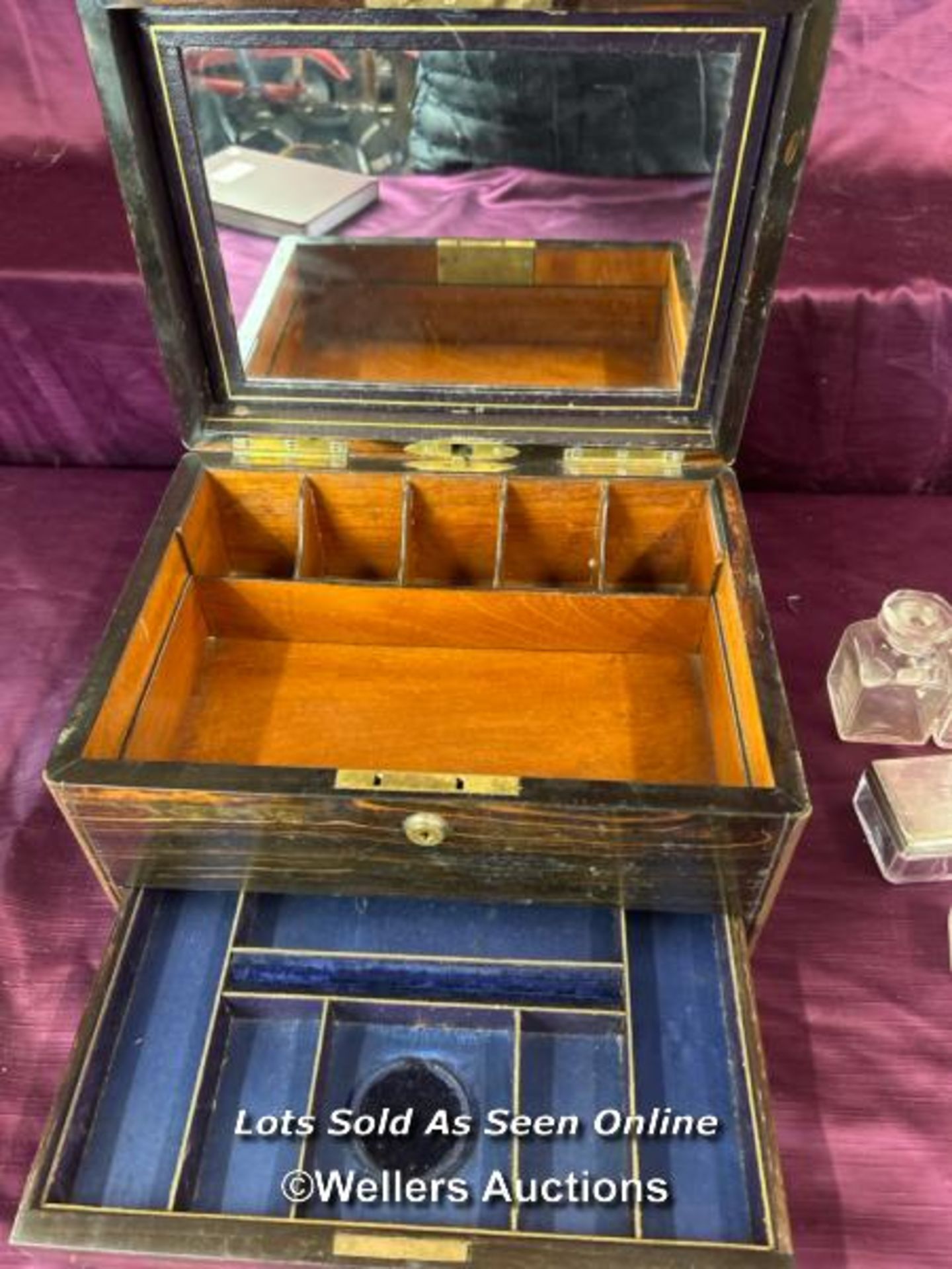 EARLY 19TH CENTURY GENTLEMAN'S VANITY BOX CONTAINING STERLING SILVER AND GLASS CONTAINERS WITH - Bild 3 aus 14