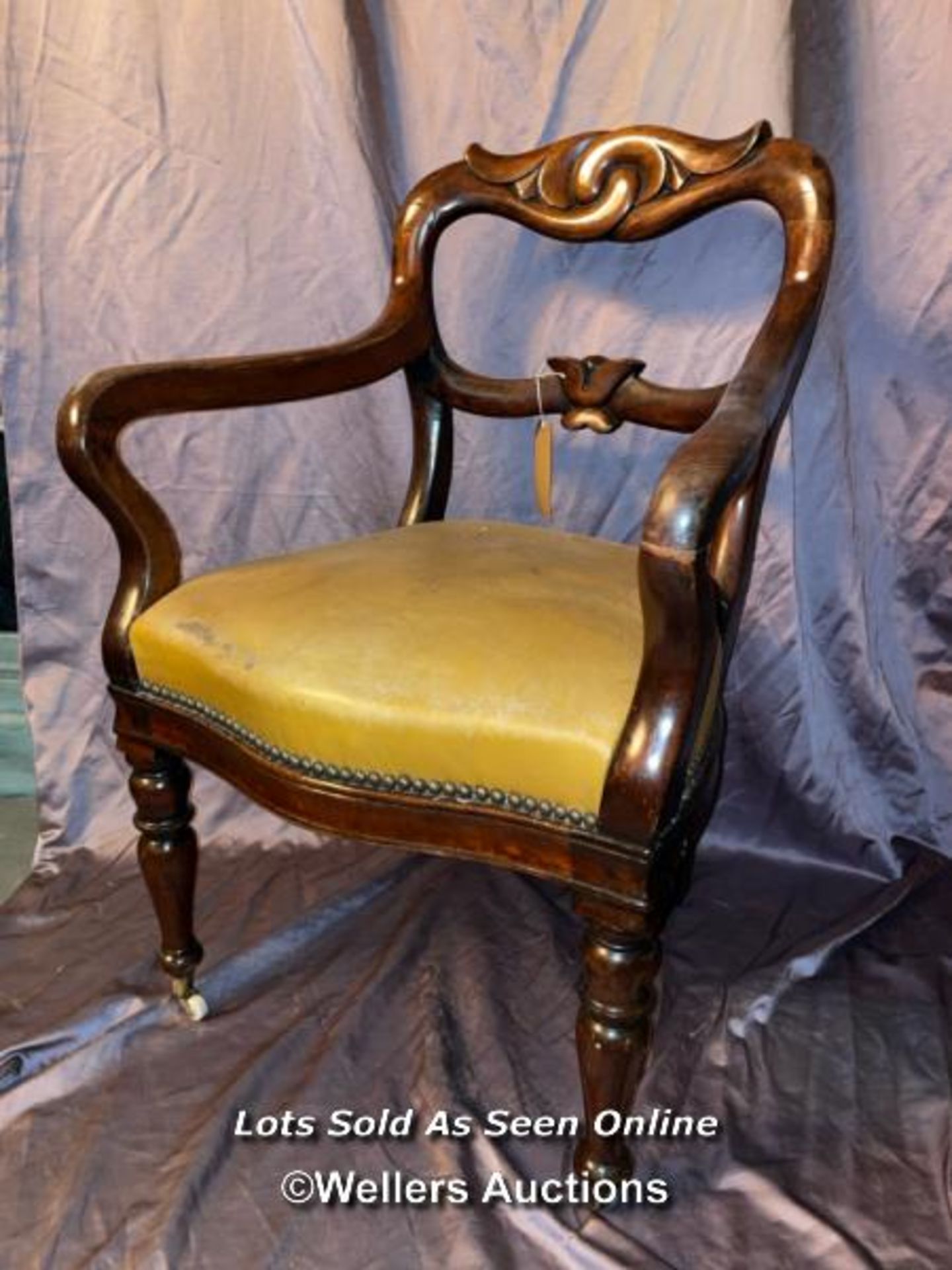 WILLIAM IV CIRCA 1840 DESK CHAIR IN MAHOGANY ON TWO CASTORS, 60 X 54 X 94CM