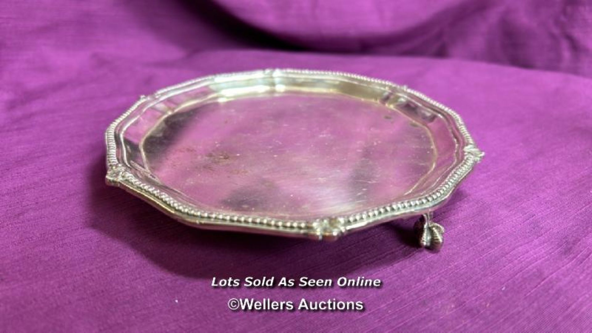 SMALL HALLMARKED SILVER TRAY ON CLAW AND BALL FEET BY W.F A.F, DIAMETER 16CM, WEIGHT 224GMS - Image 2 of 5