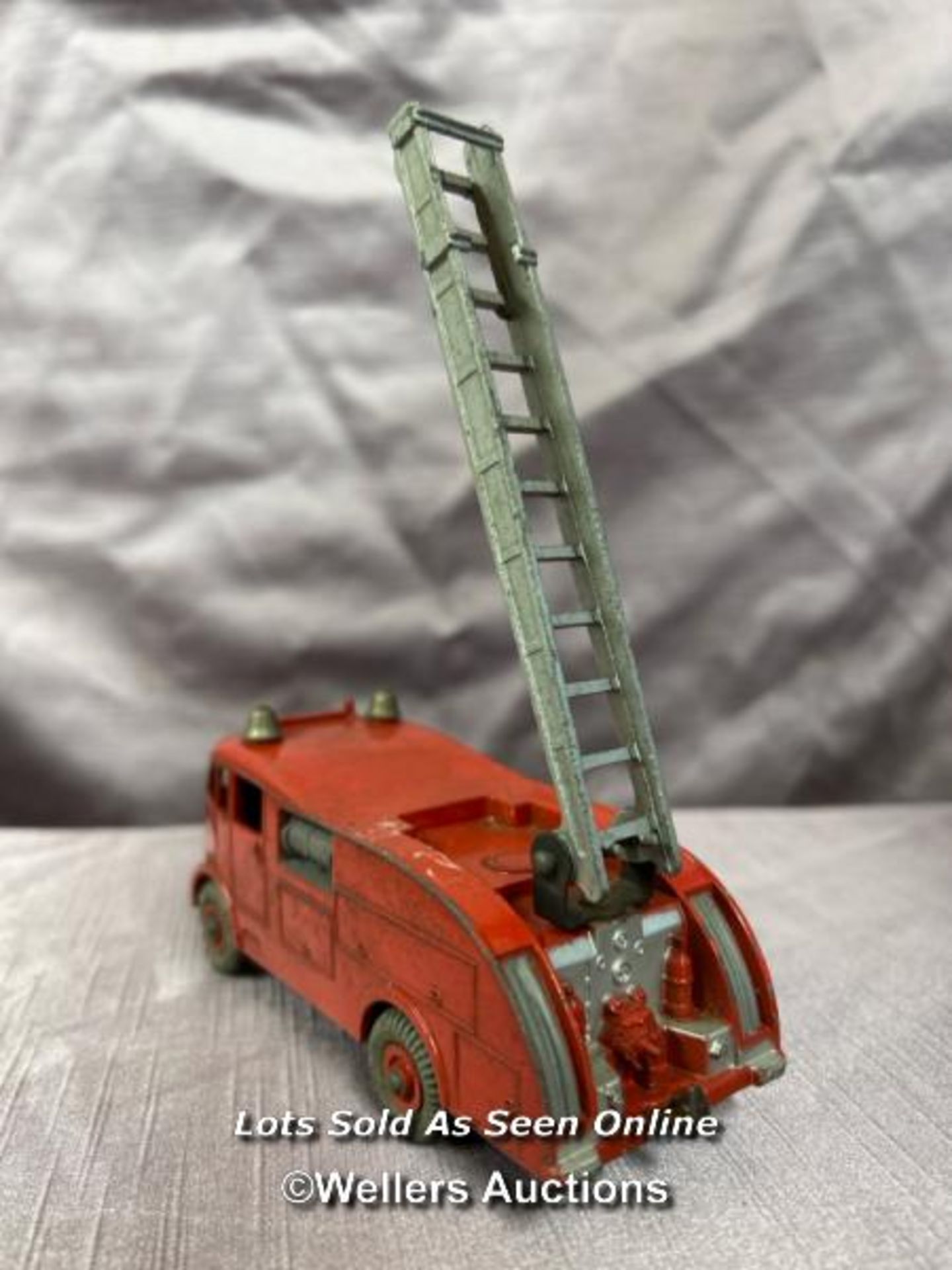 DINKY FIRE ENGINE NO. 555 - Image 3 of 4