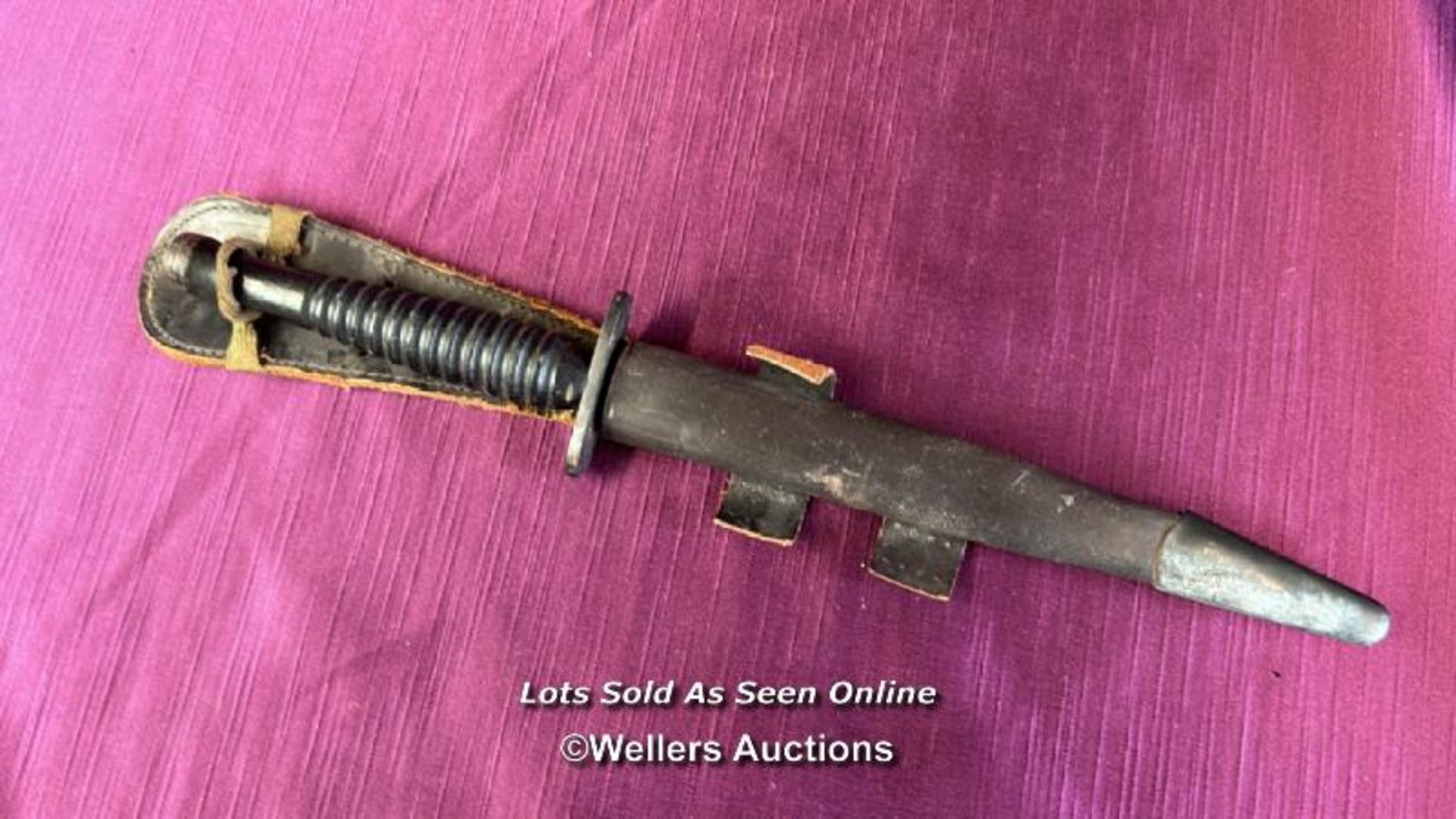 WORLD WAR TWO STYLE FAIRBAIRN-SYKES FIGHTING KNIFE WITH LEATHER SCABBARD, LENGTH 29CM - Image 6 of 6