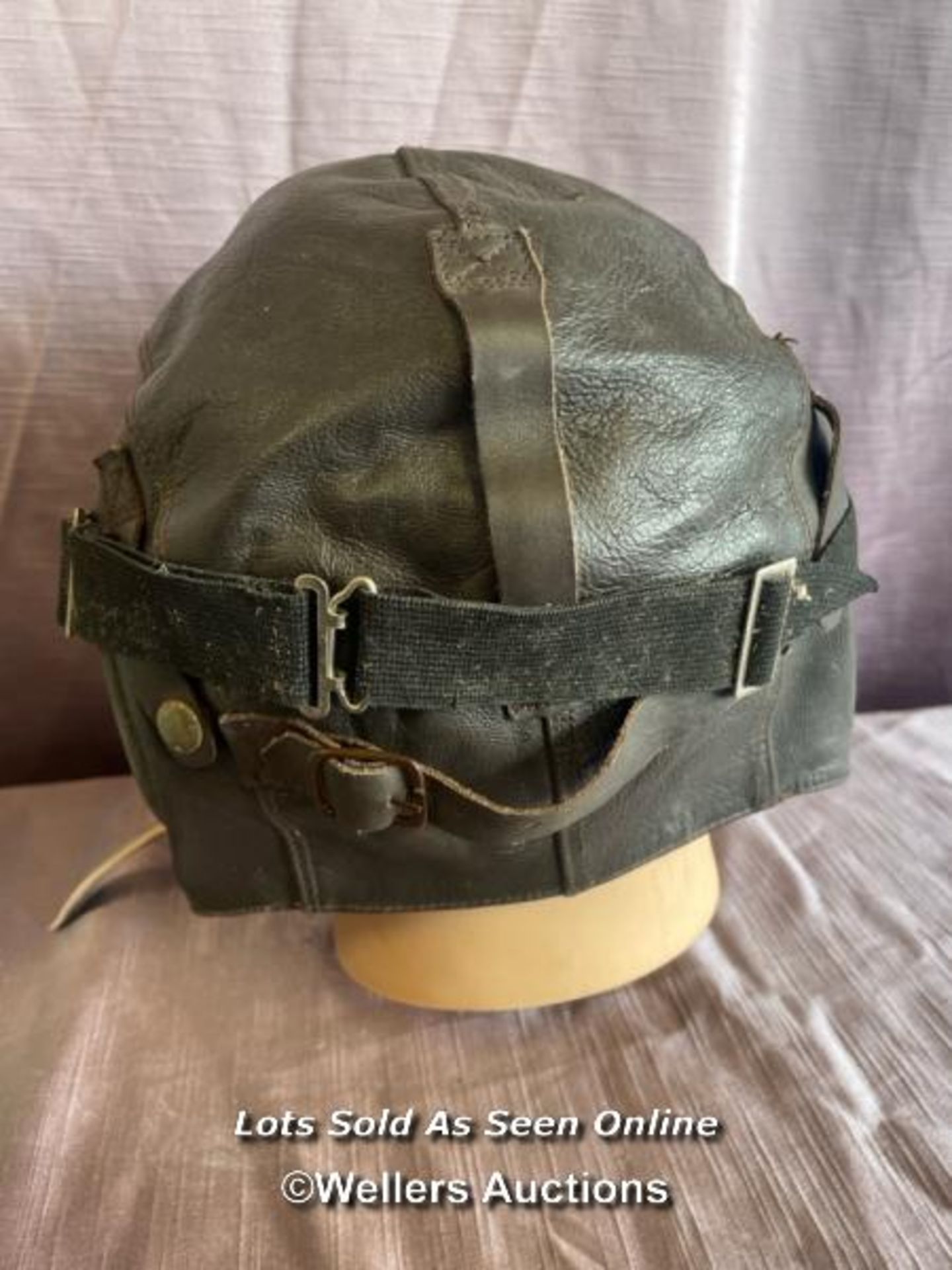 USAAF LEATHER FLYING HELMET (POSSIBLY RE-ENACTMENT) AND ASSOCIATED GOGGLES - Image 4 of 6