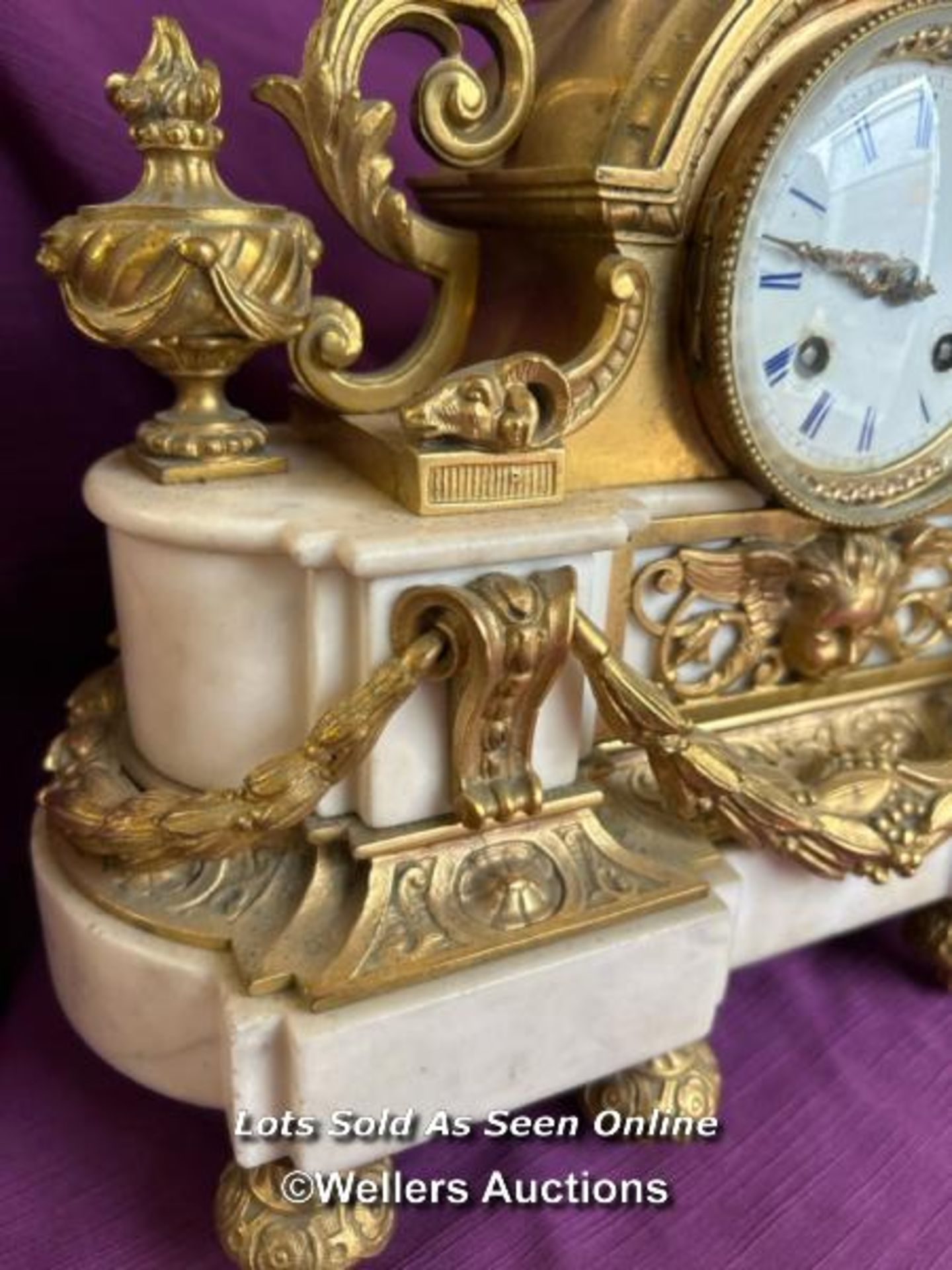 FRENCH ORMOLU AND MARBLE MANTLE CLOCK WITH KEY, 34 X 14 X 35CM - Image 4 of 8