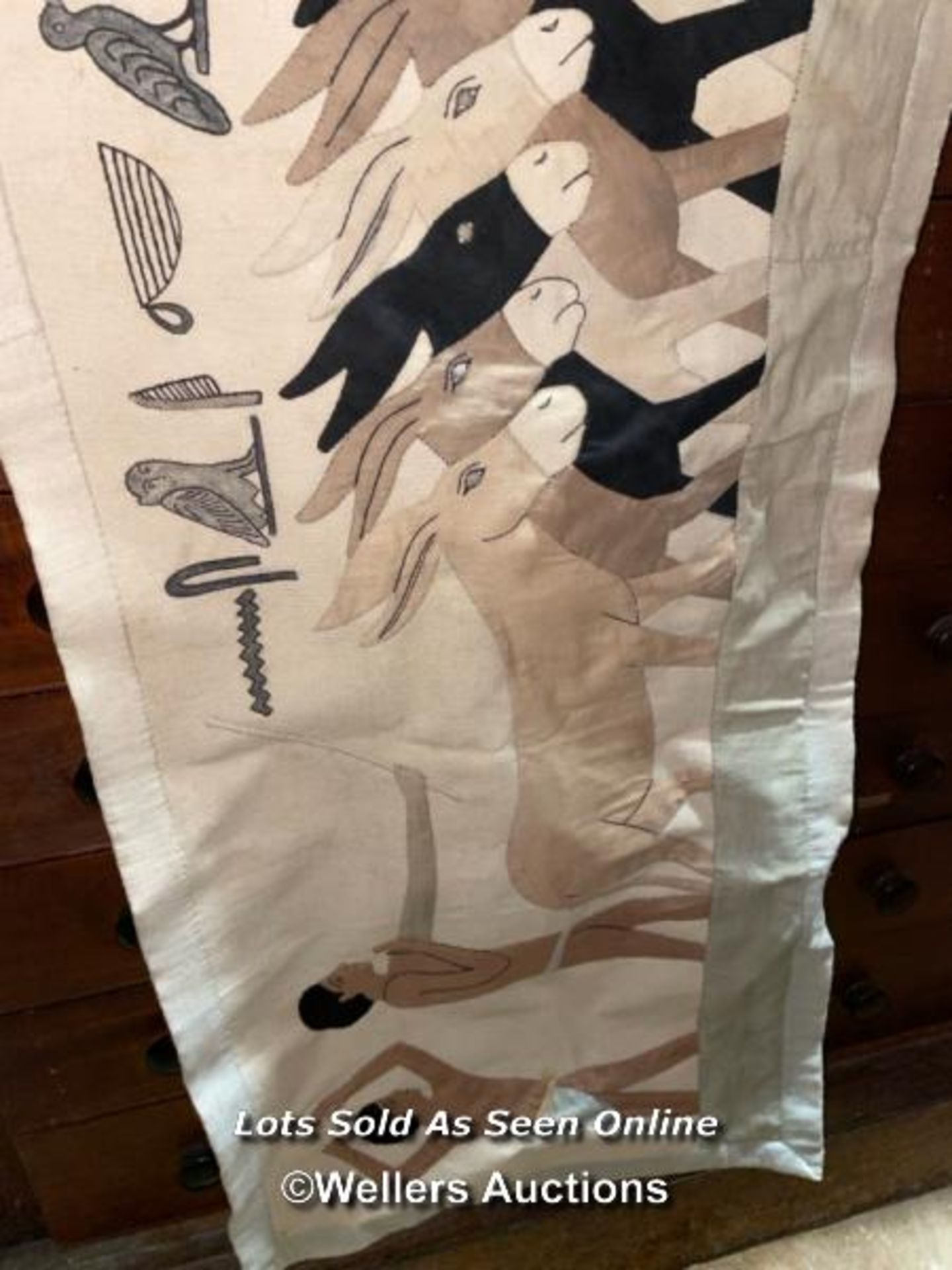 COTTON BANNER DEPICTING SCENES OF EGYPT, 120 X 36.5CM - Image 3 of 3