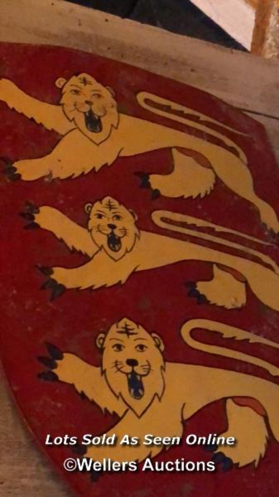 THEATRICAL KNIGHTS SHIELD DEPICTING THE THREE LIONS OF SCOTLAND, 45 X 69CM - Bild 3 aus 3