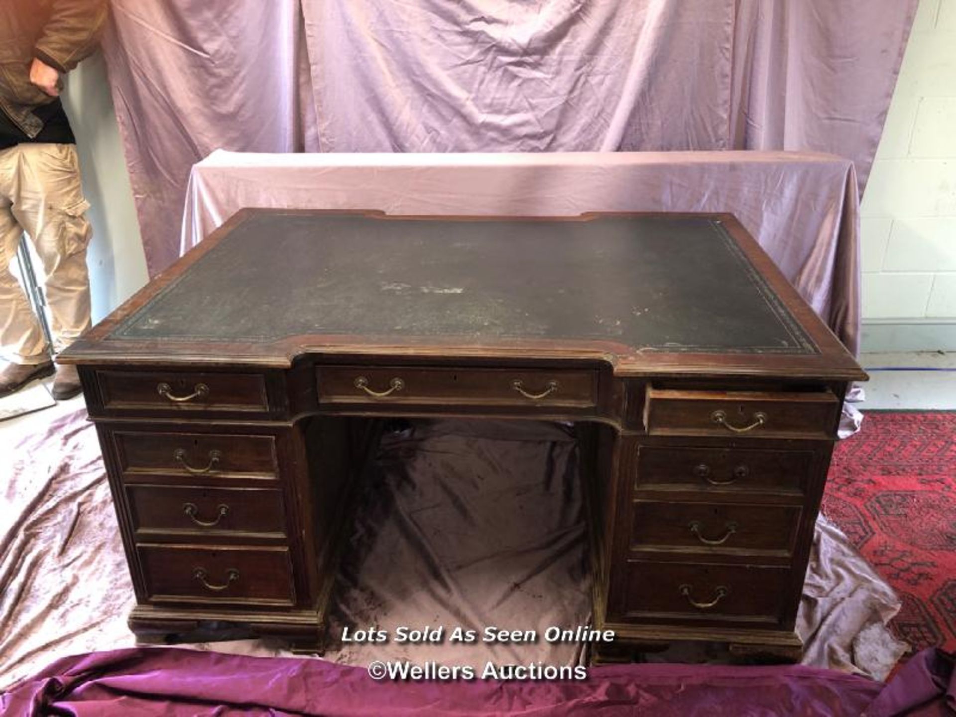 LARGE EDWARDIAN MAHOGANY PARTNERS DESK WITH LEATHER INLAID, COMPLETE WITH NINE DRAWERS TO ONE SIDE - Bild 2 aus 7