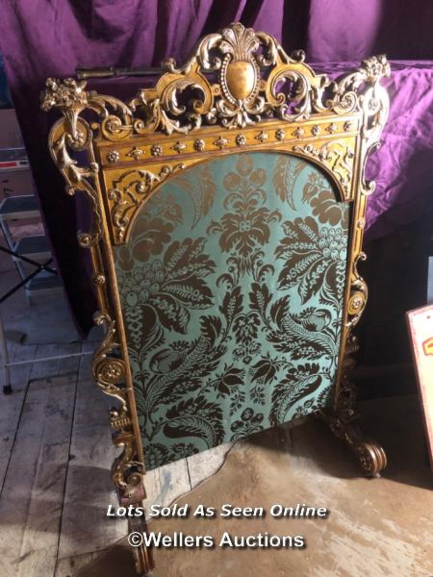 LARGE AND IMPRESSIVE FIRE SCREEN, ITALIAN ORIGIN, WITH EXTENSIVE CARVING AND GILDING, 88 X 40 X - Bild 4 aus 9