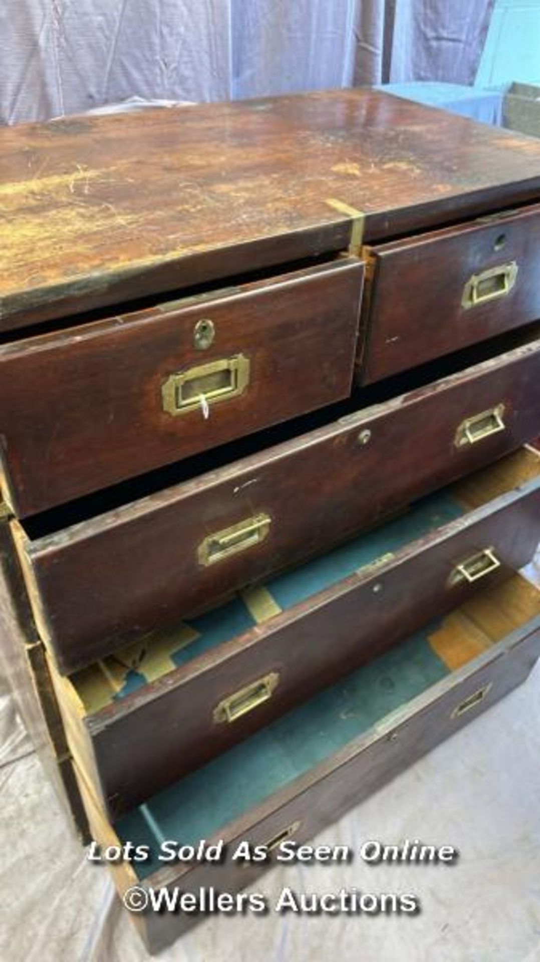 19TH CENTURY TEAK AND MAHOGANY MILITARY CAMPAIGN CHEST (IN TWO PARTS), BISECTED FOR TRANSPORT WITH - Bild 3 aus 5