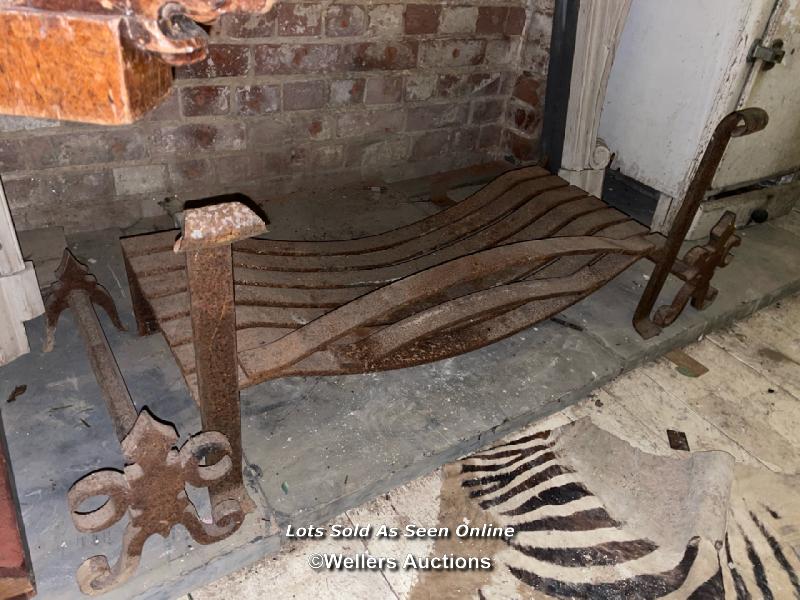 HEAVY CAST IRON FIREGRATE AND DOGS, GRATE 92 X 38.5 X 47.5CM, DOGS 50 X 19 X 24CM - Image 2 of 3
