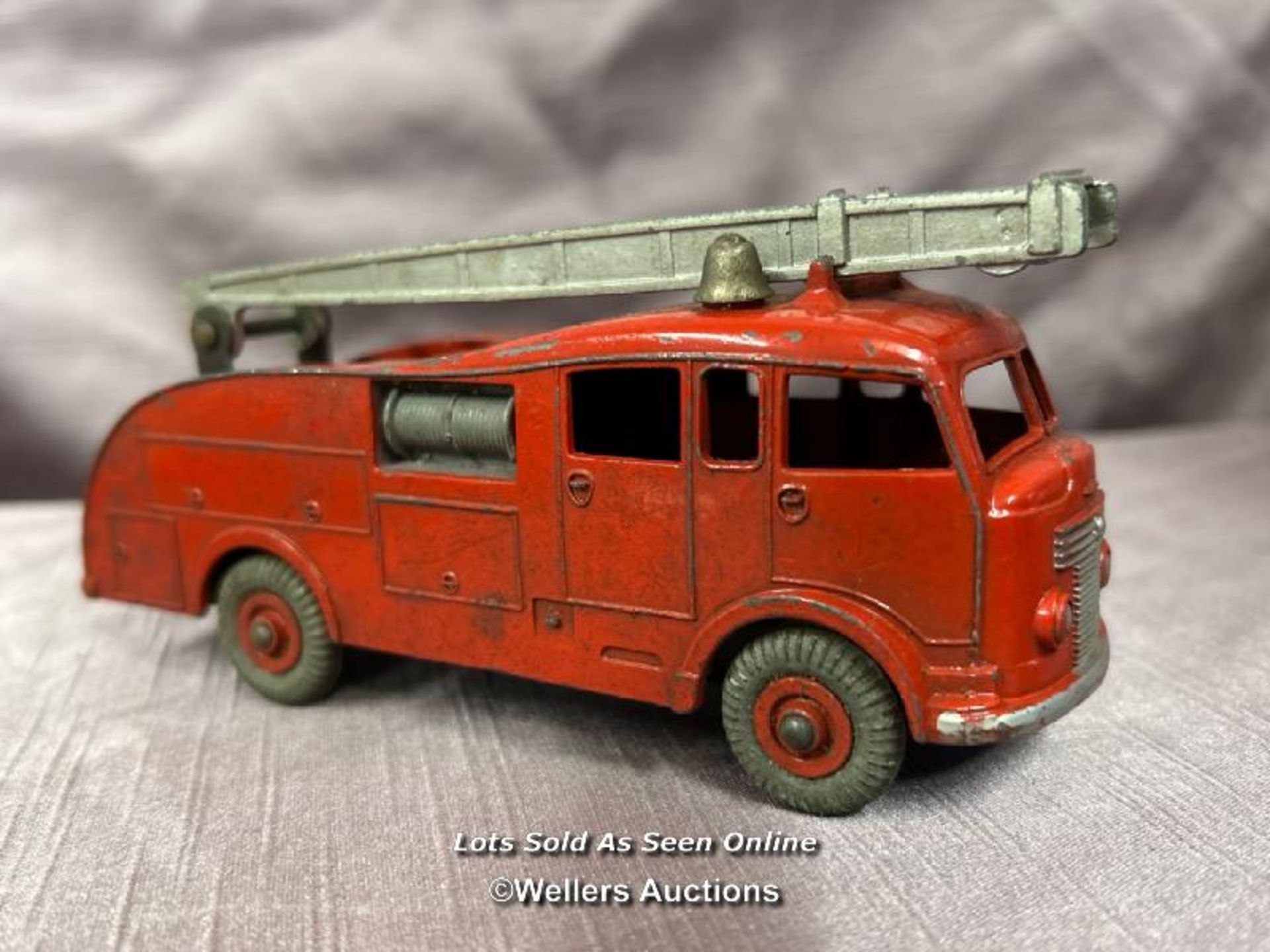 DINKY FIRE ENGINE NO. 555 - Image 2 of 4