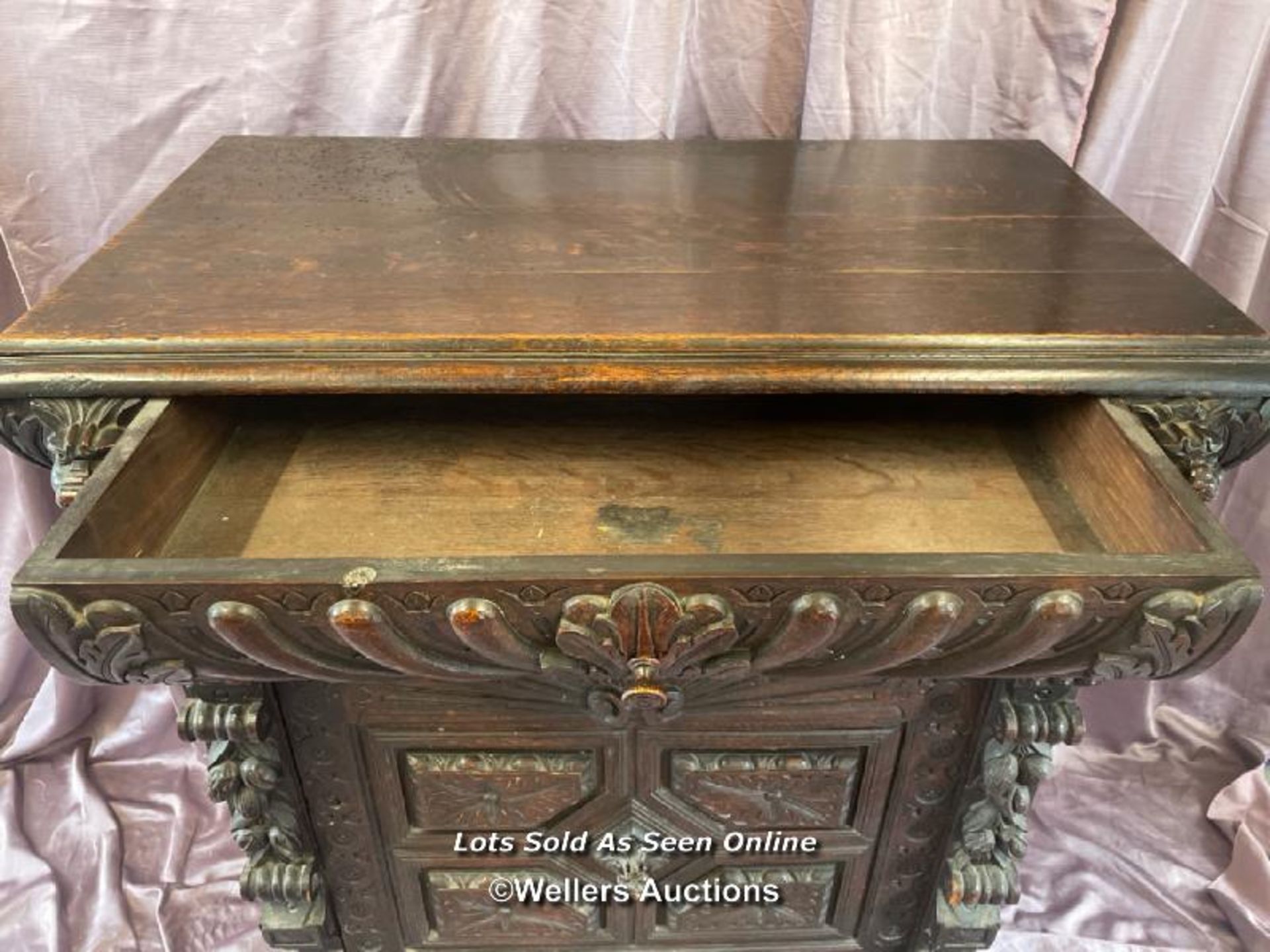 FLEMISH OAK DECORATIVE SIDE CABINET, ONE DRAWER OVER CUPBOARD, 96 X 51 X 111CM - Image 4 of 8