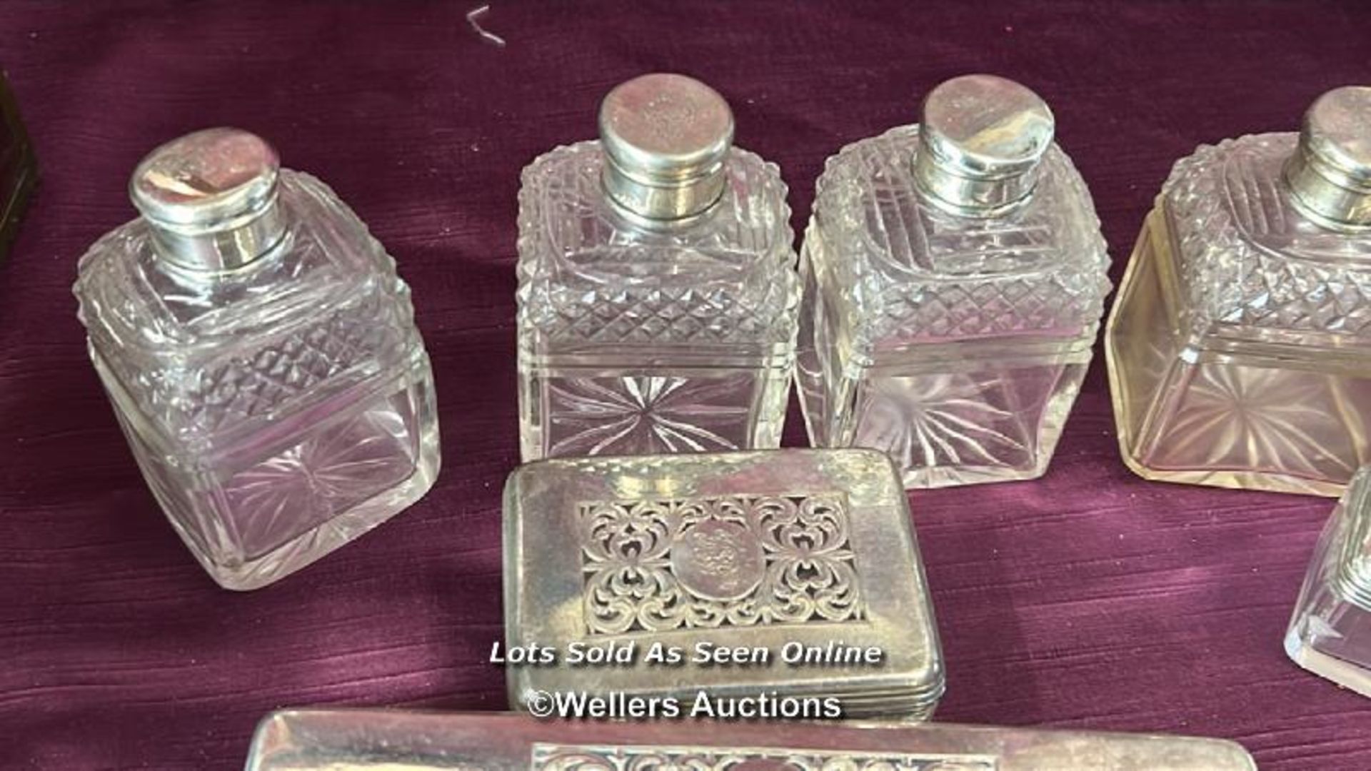 EARLY 19TH CENTURY GENTLEMAN'S VANITY BOX CONTAINING STERLING SILVER AND GLASS CONTAINERS, WITHOUT - Image 5 of 12