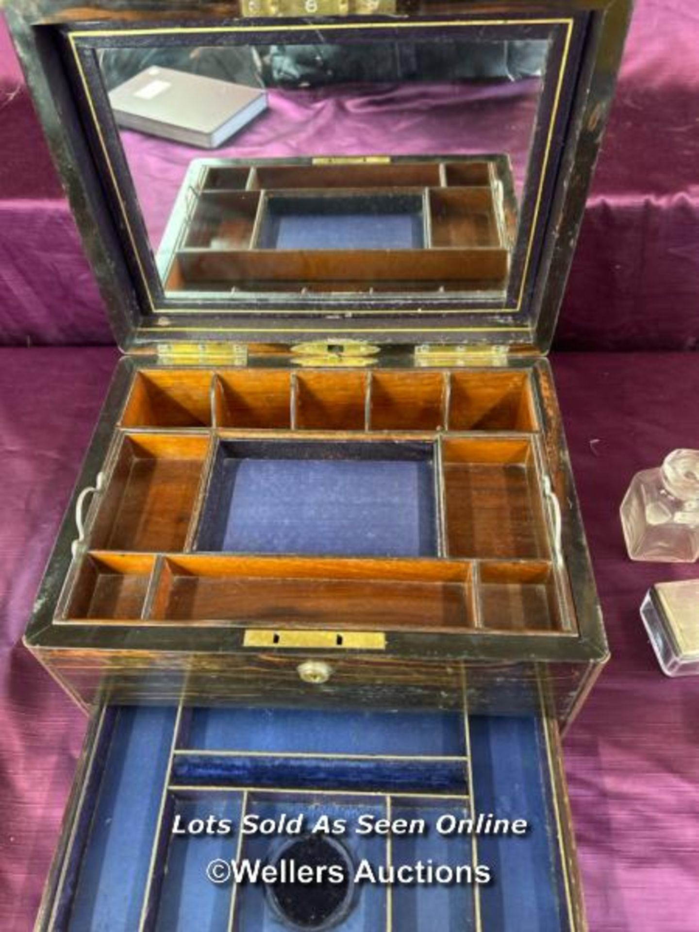 EARLY 19TH CENTURY GENTLEMAN'S VANITY BOX CONTAINING STERLING SILVER AND GLASS CONTAINERS WITH - Bild 4 aus 14