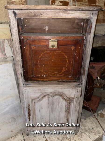 LUXURY VICTORIAN SINK CABINET, USED IN A YACHT OR TRAIN, IN AN ASSOCIATED CABINET, 65.5 X 25.5 X