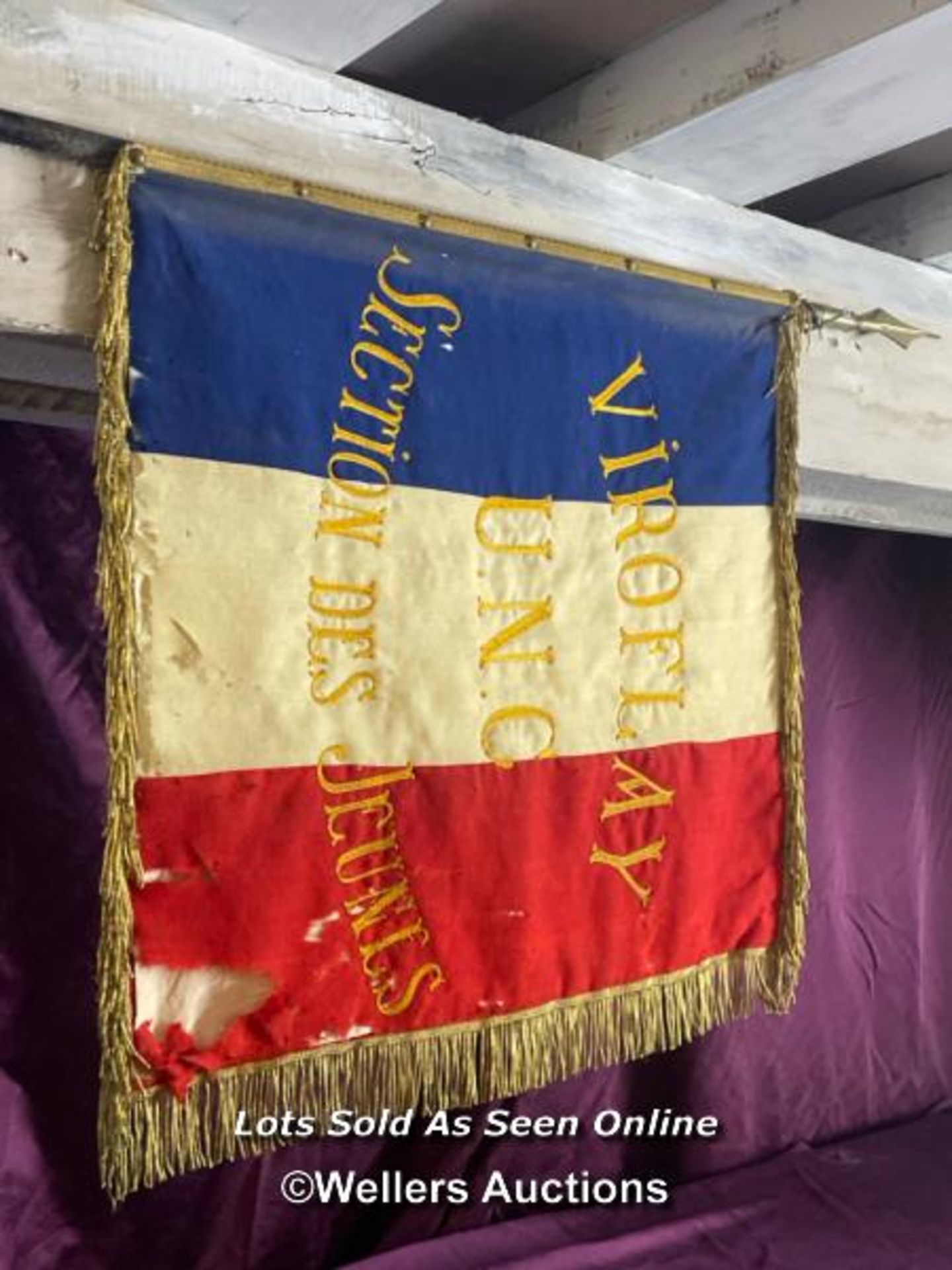EARLY 20TH CENTURY COMMEMORATIVE FRENCH FLAG, VIROFLAY U.N.C. SECTION DES JEUNES, POLE HEIGHT 108CM,