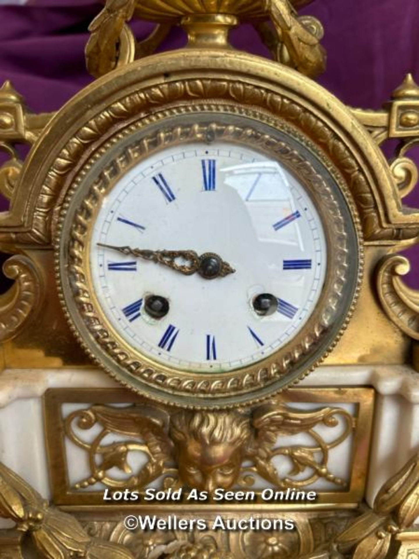 FRENCH ORMOLU AND MARBLE MANTLE CLOCK WITH KEY, 34 X 14 X 35CM - Image 3 of 8