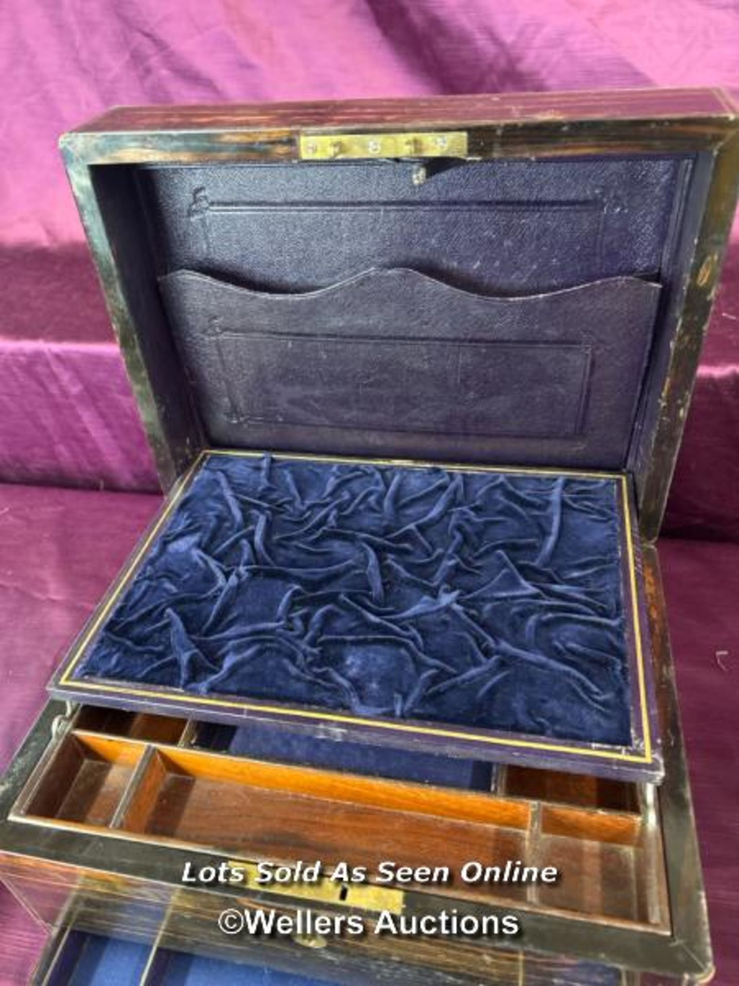 EARLY 19TH CENTURY GENTLEMAN'S VANITY BOX CONTAINING STERLING SILVER AND GLASS CONTAINERS WITH - Bild 6 aus 14