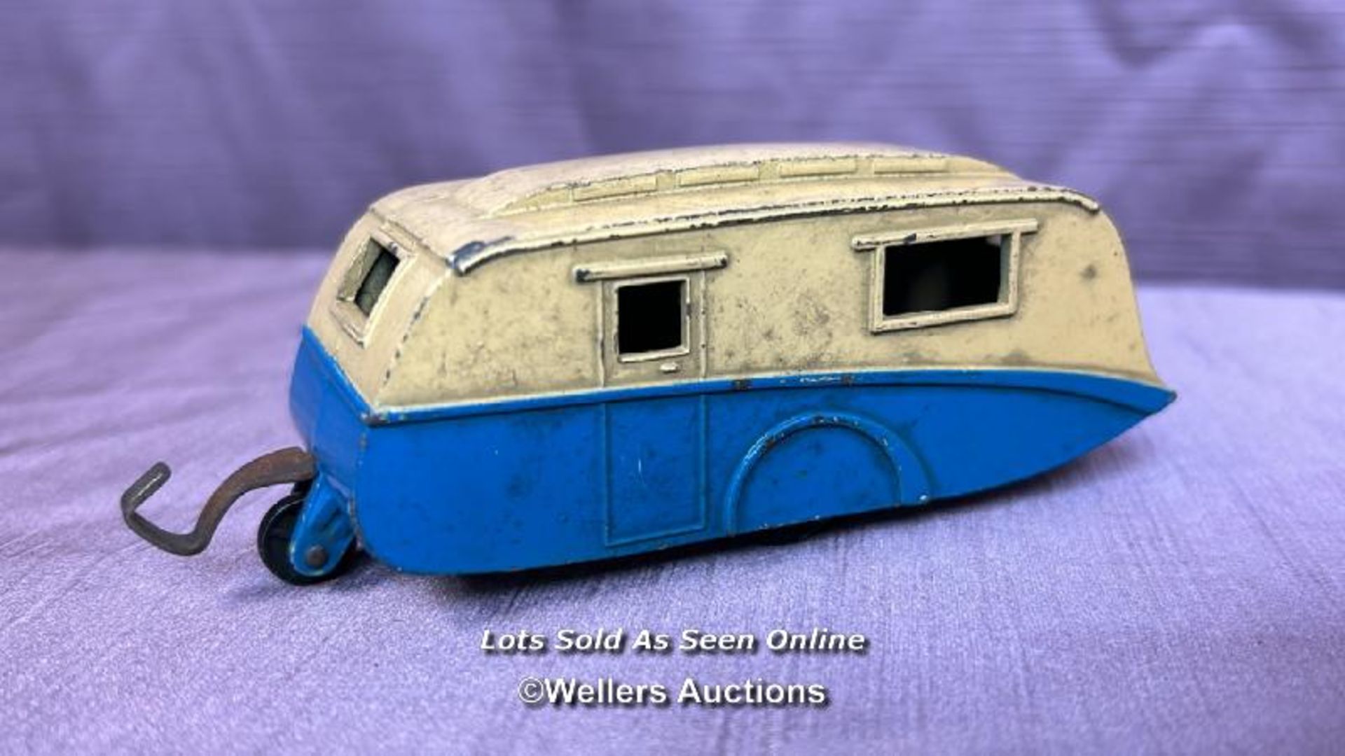 THREE MODEL TRAILERS INCLUDING DINKY TOYS CARAVAN NO. 190, TRI-ANG CARAVAN AND ONE OTHER - Image 2 of 7