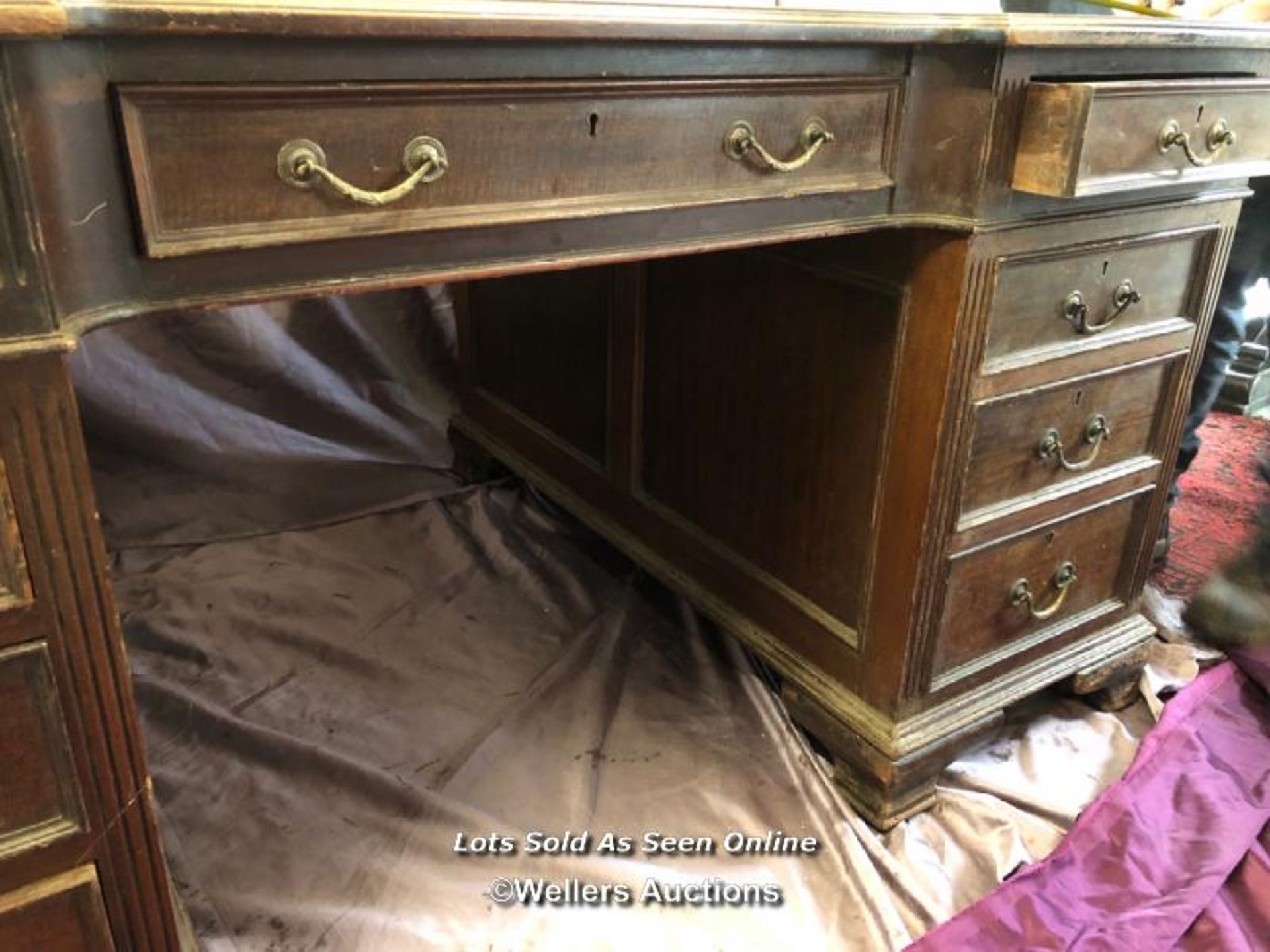LARGE EDWARDIAN MAHOGANY PARTNERS DESK WITH LEATHER INLAID, COMPLETE WITH NINE DRAWERS TO ONE SIDE - Image 7 of 7