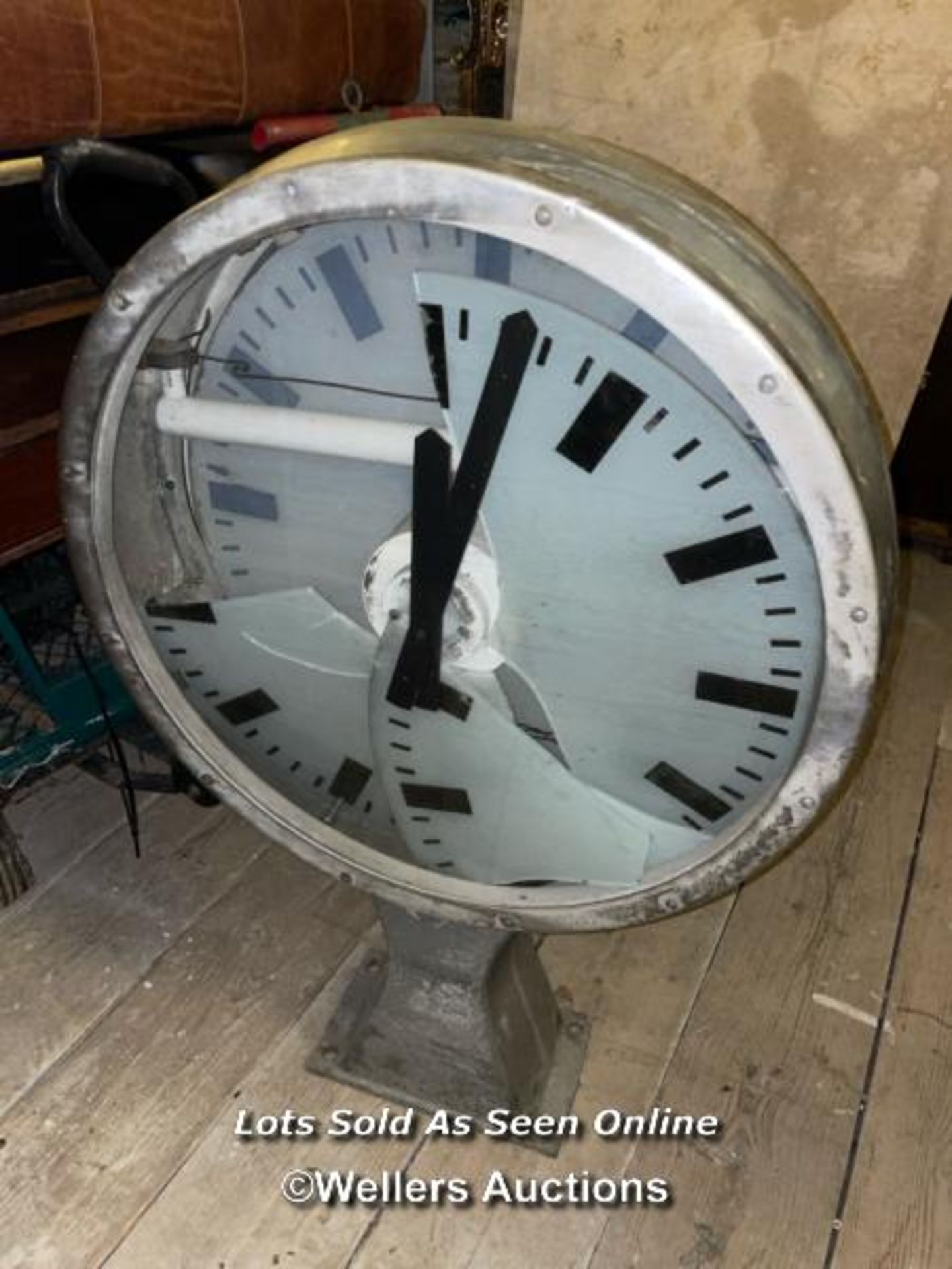 LARGE STATION CLOCK, DAMAGED REAR CLOCK FACE, 68 X 20.5 X 105CM - Image 4 of 5