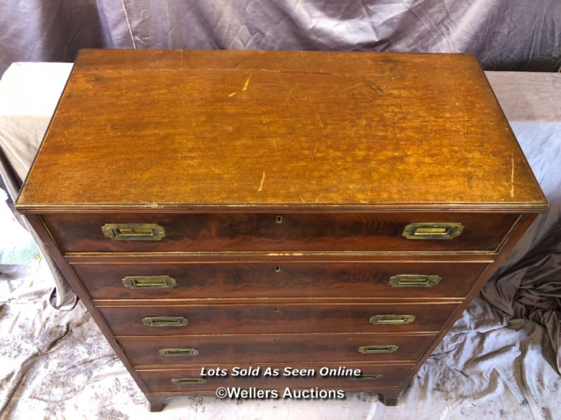19TH CENTURY FLAMED MAHOGANY CAMPAIGN CHEST WITH FIVE DRAWERS, ON SPLAYED FEET, 87 X 43.5 X 117CM - Image 4 of 6