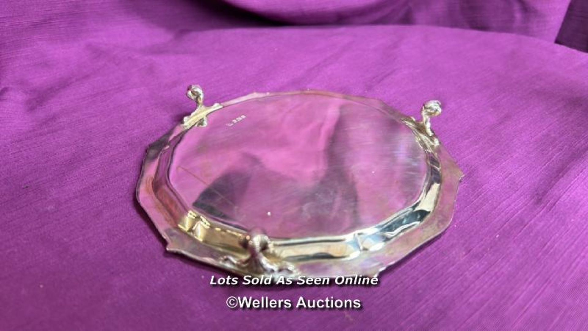SMALL HALLMARKED SILVER TRAY ON CLAW AND BALL FEET BY W.F A.F, DIAMETER 16CM, WEIGHT 224GMS - Image 4 of 5