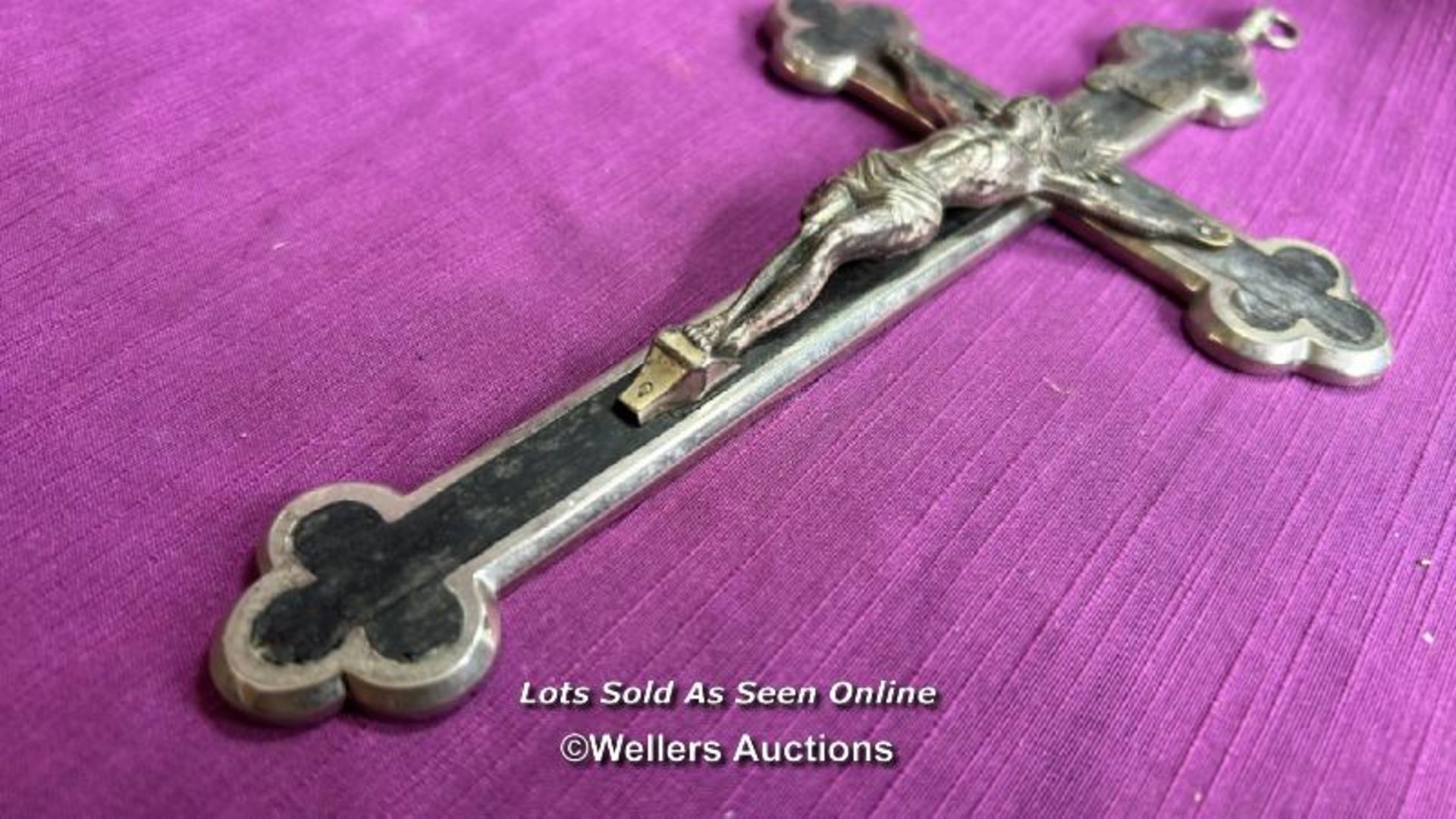 WHITE METAL AND INLAID EBONISED CRUCIFIX WITH BRASS FIGURE OF JESUS, LENGTH 23CM - Image 4 of 7