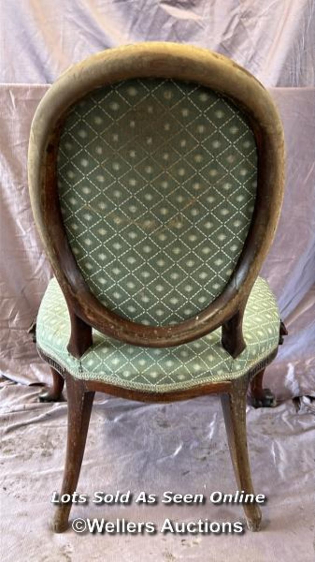 19TH CENTURY FEDERAL STYLE UPHOLSTERED SINGLE CHAIR WITH CARVED FRONT LEGS AND TWO CLAW FEET, HEIGHT - Image 4 of 4