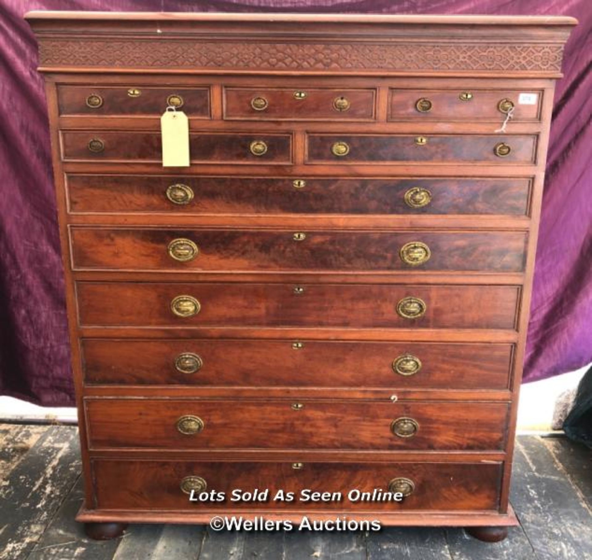 19TH CENTURY BANK OF ELEVEN GRADUATED DRAWERS IN FLAME MAHOGANY WITH ORIGINAL HANDLES AND - Bild 6 aus 6