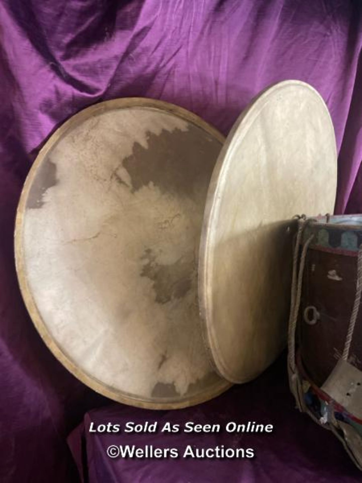 PRE-WAR BASE DRUM TO ROYAL AIRFORCE NORTHOLT BAND, COMPLETE WITH SKINS AND ROPES, DIAMETER 67CM X - Bild 4 aus 5